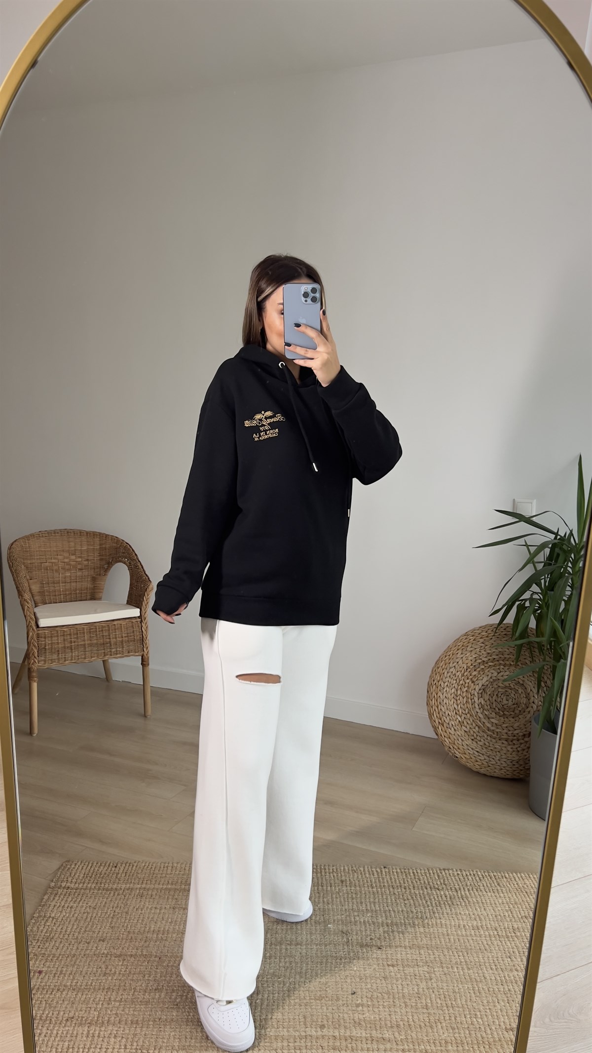  Nakış Detaylı Siyah Sweatshirt
