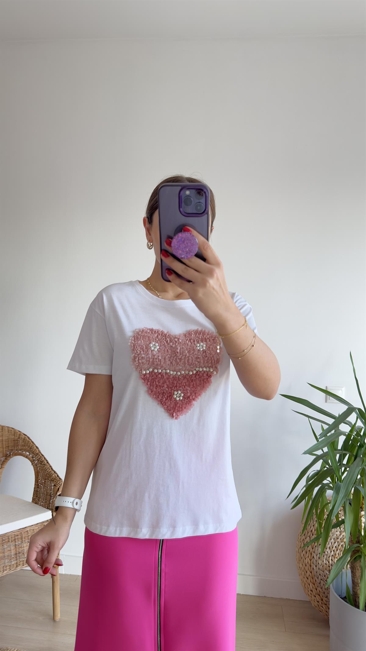 Kabartma Kalp Detaylı Beyaz Tshirt