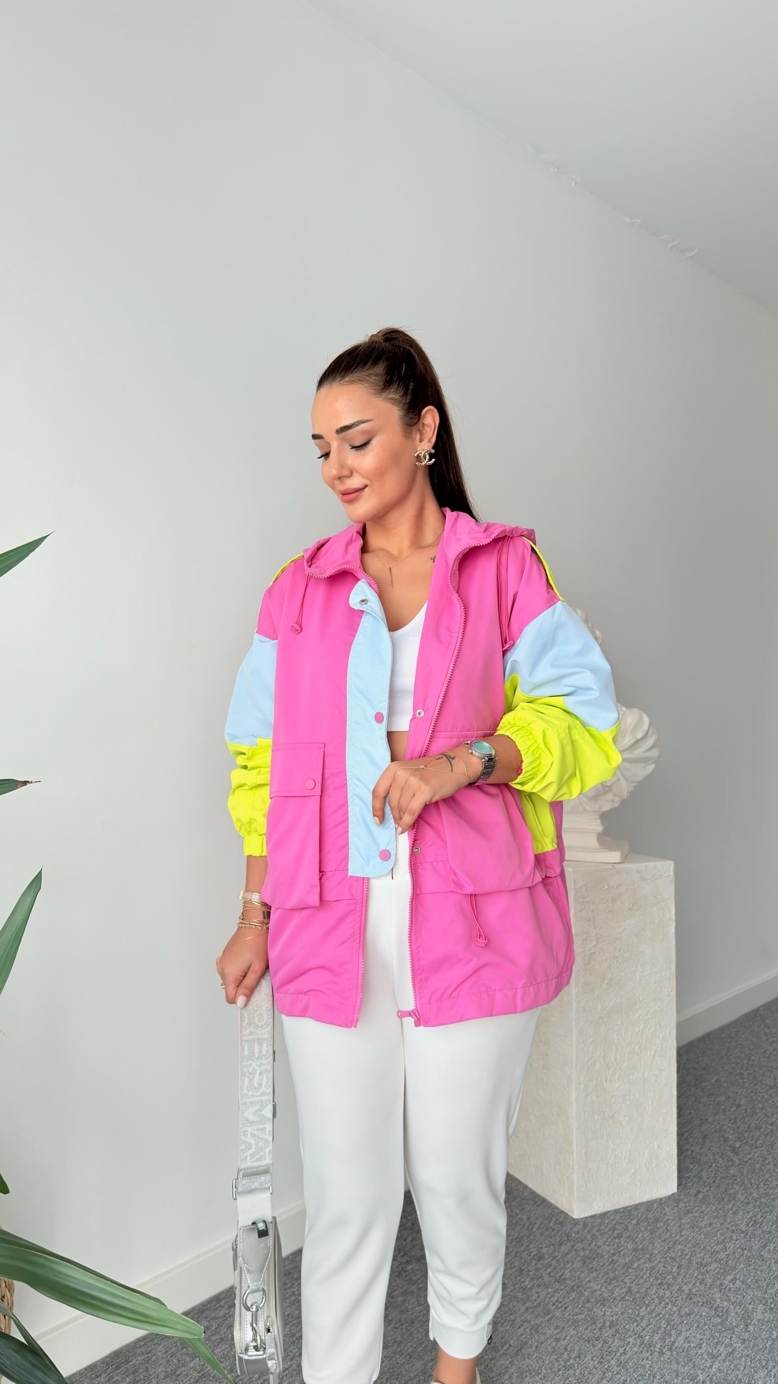 Fuşya Sırtı Yazı Detay Kapüşonlu Yağmurluk 