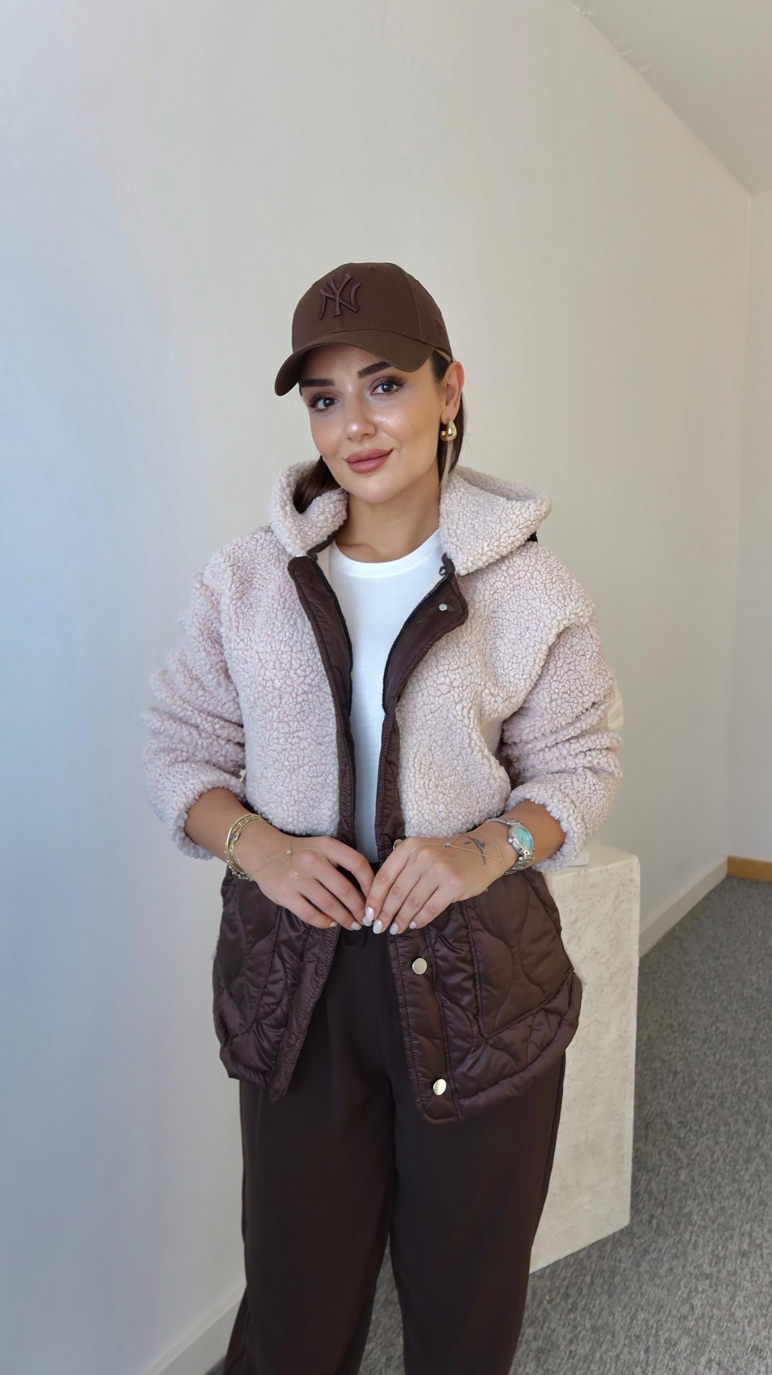 Kahve Kapitone Detaylı Ekru Teddy Ceket