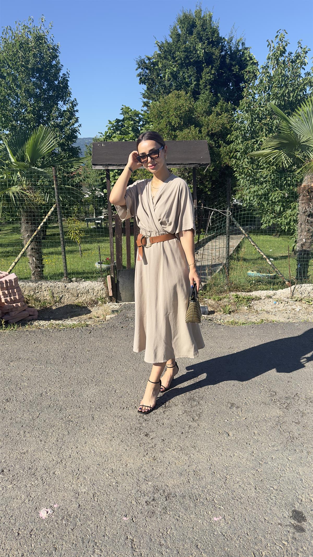 Kemerli Kruvaze Bej Elbise 