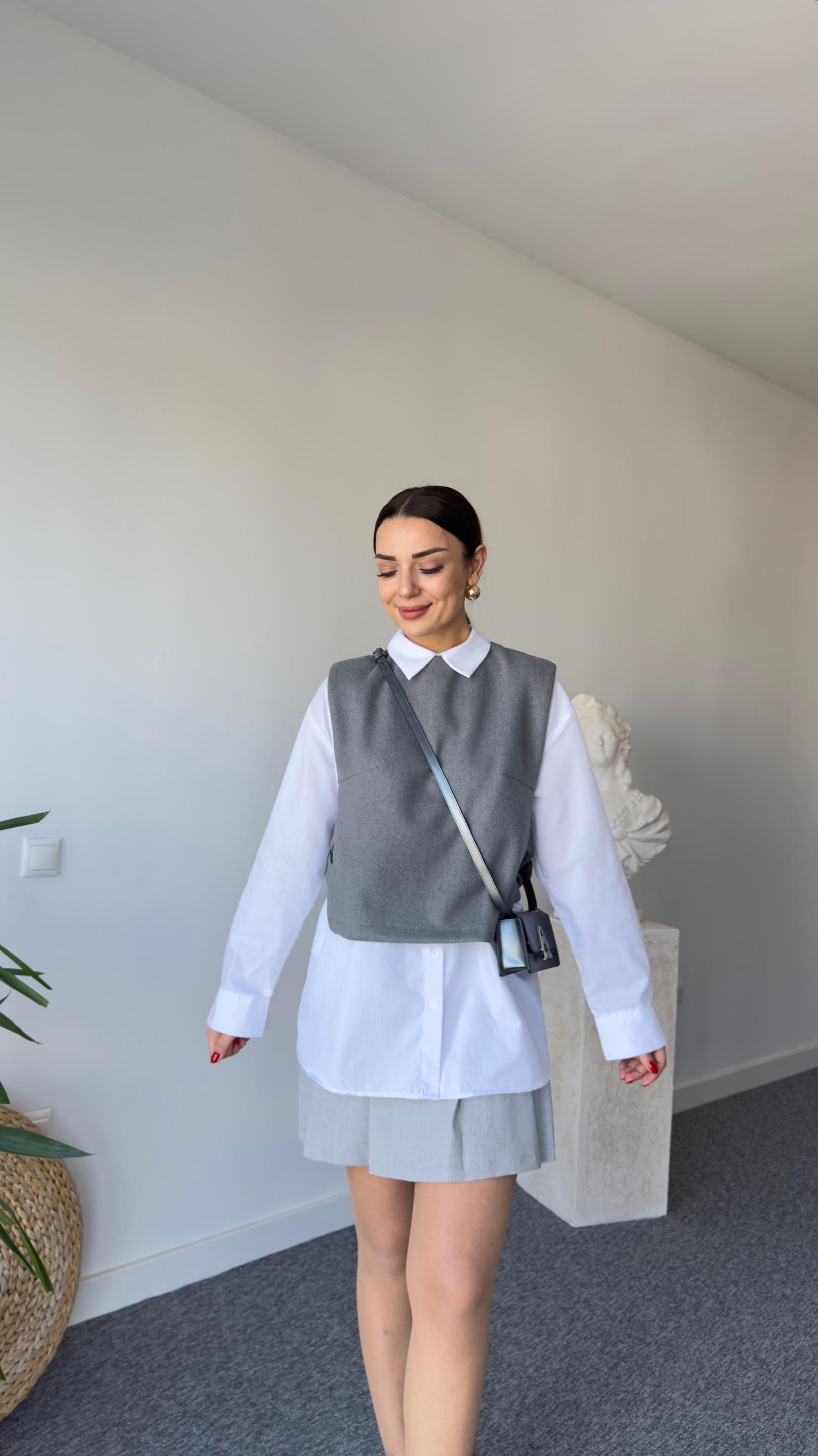 Kaşe Süveter Detaylı Beyaz Gömlek