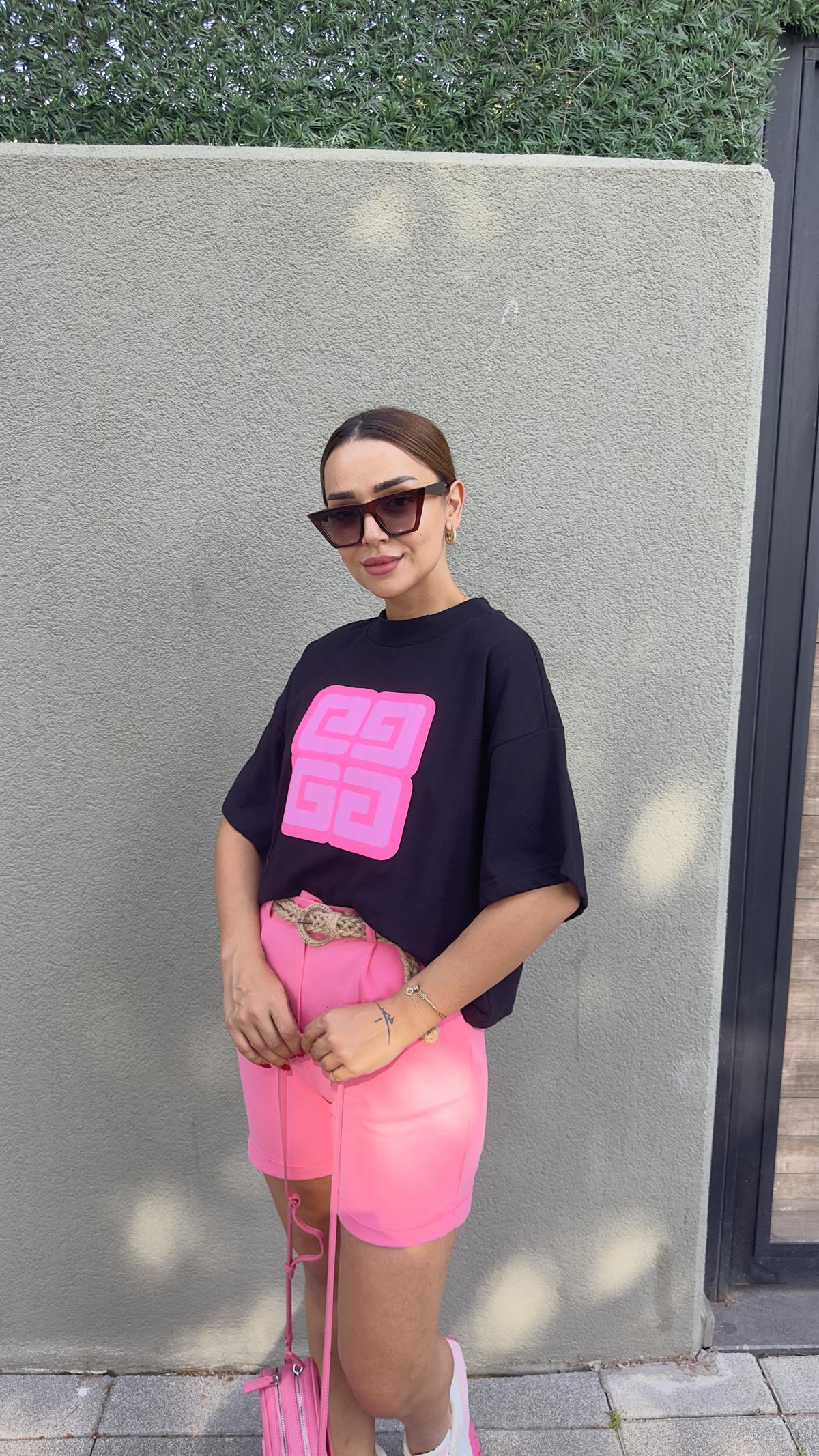Pembe Baskı Detaylı Siyah Tshirt