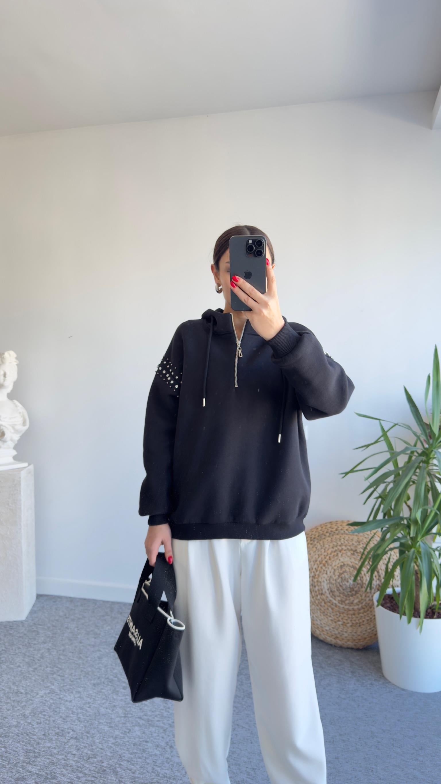 Şardonlu Omuzları Taşlı Kapüşonlu Siyah Sweatshirt