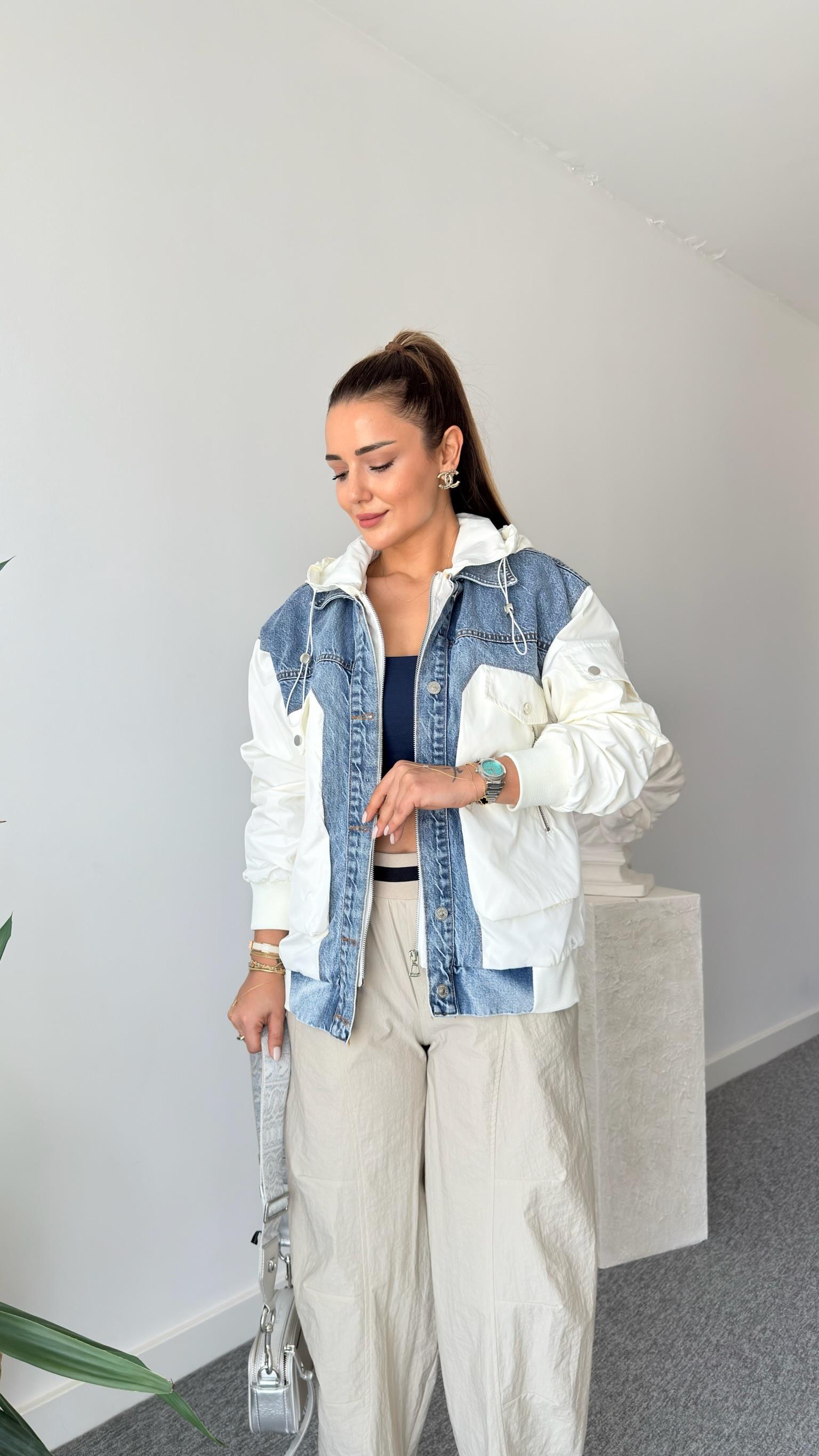 Beyaz Paraşüt Detaylı Mavi Jean Ceket 