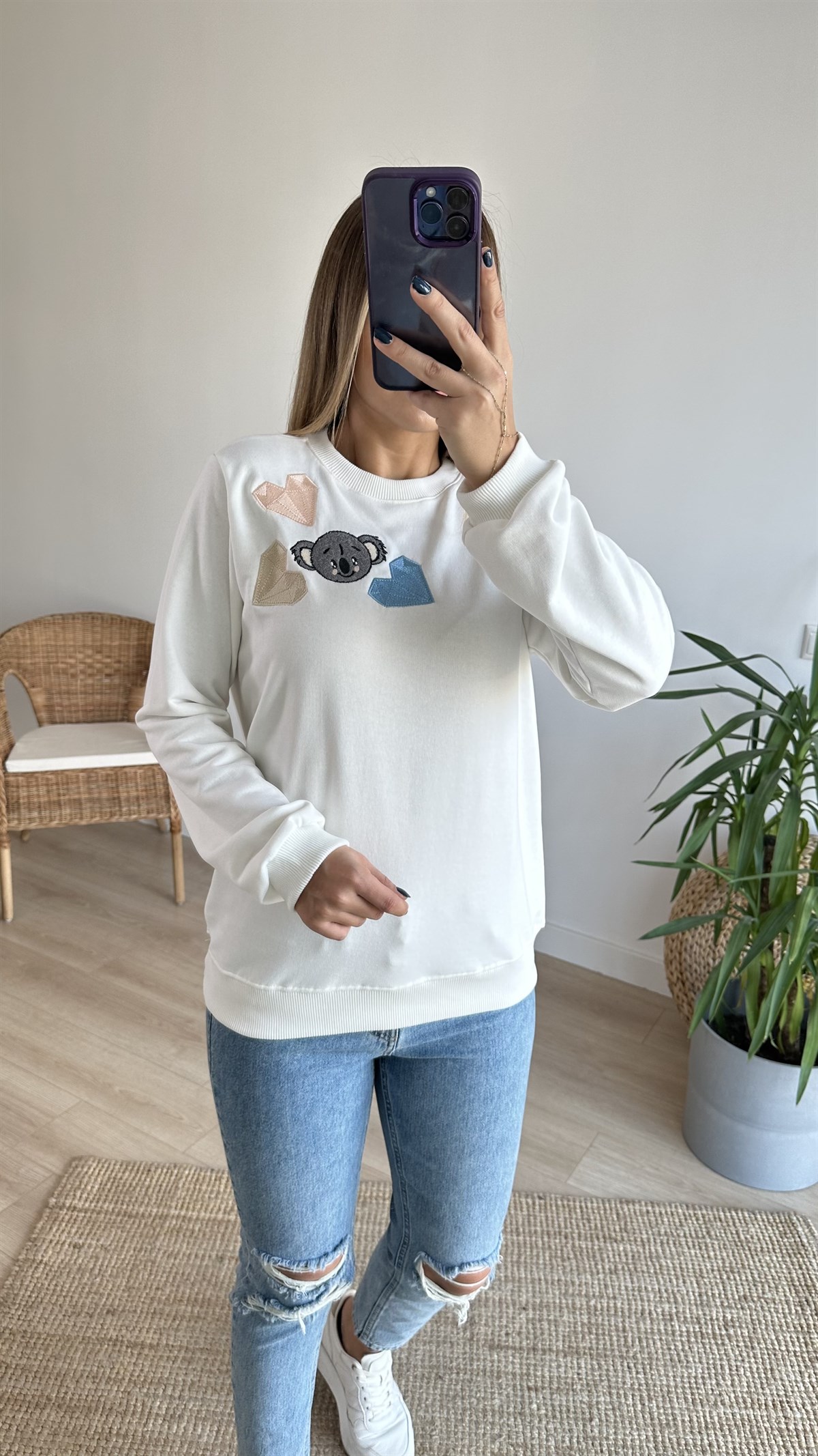 Kalp İşlemeli Beyaz Sweatshirt