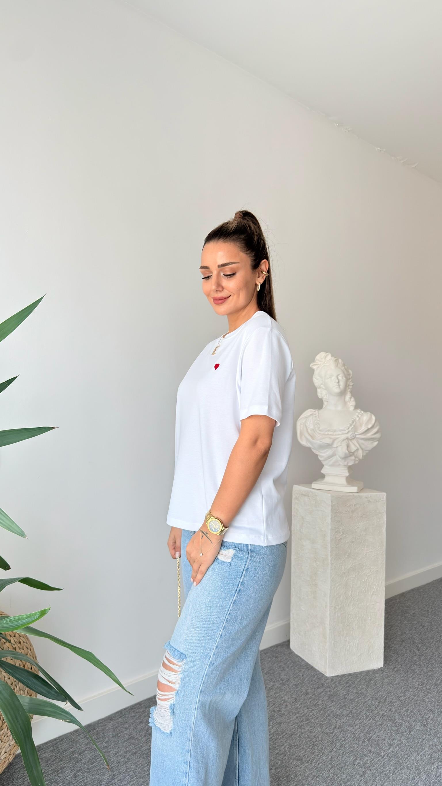 Kalp İşlemeli Beyaz Tshirt