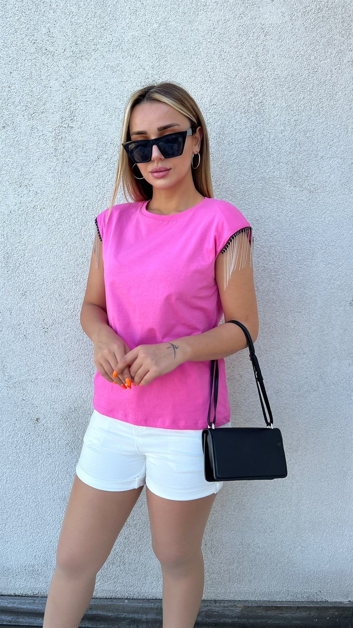 Kolu Zincir Detaylı Vatkalı Pembe Tshirt