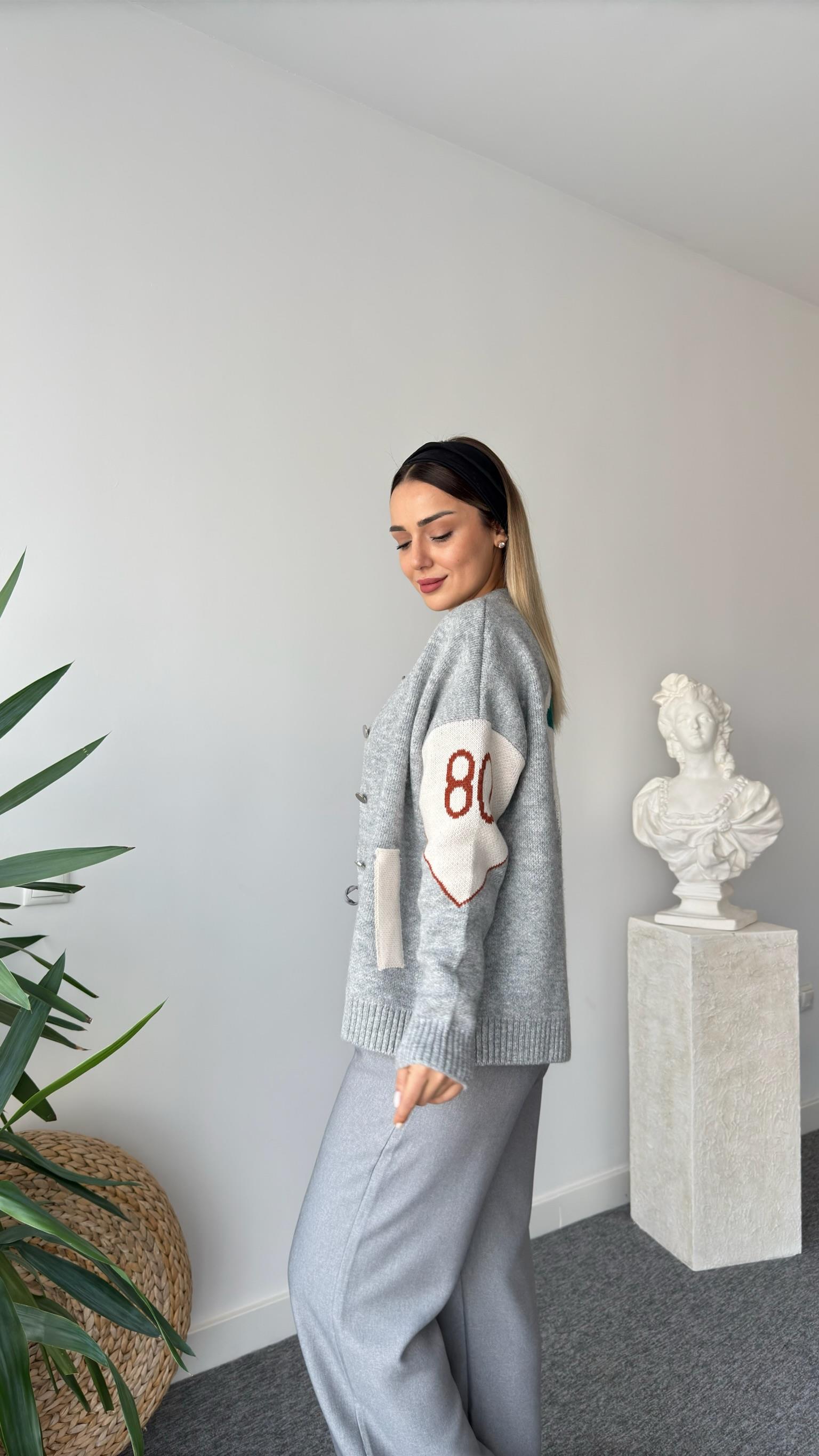 Joanin Yazı Detaylı Gri Triko Hırka
