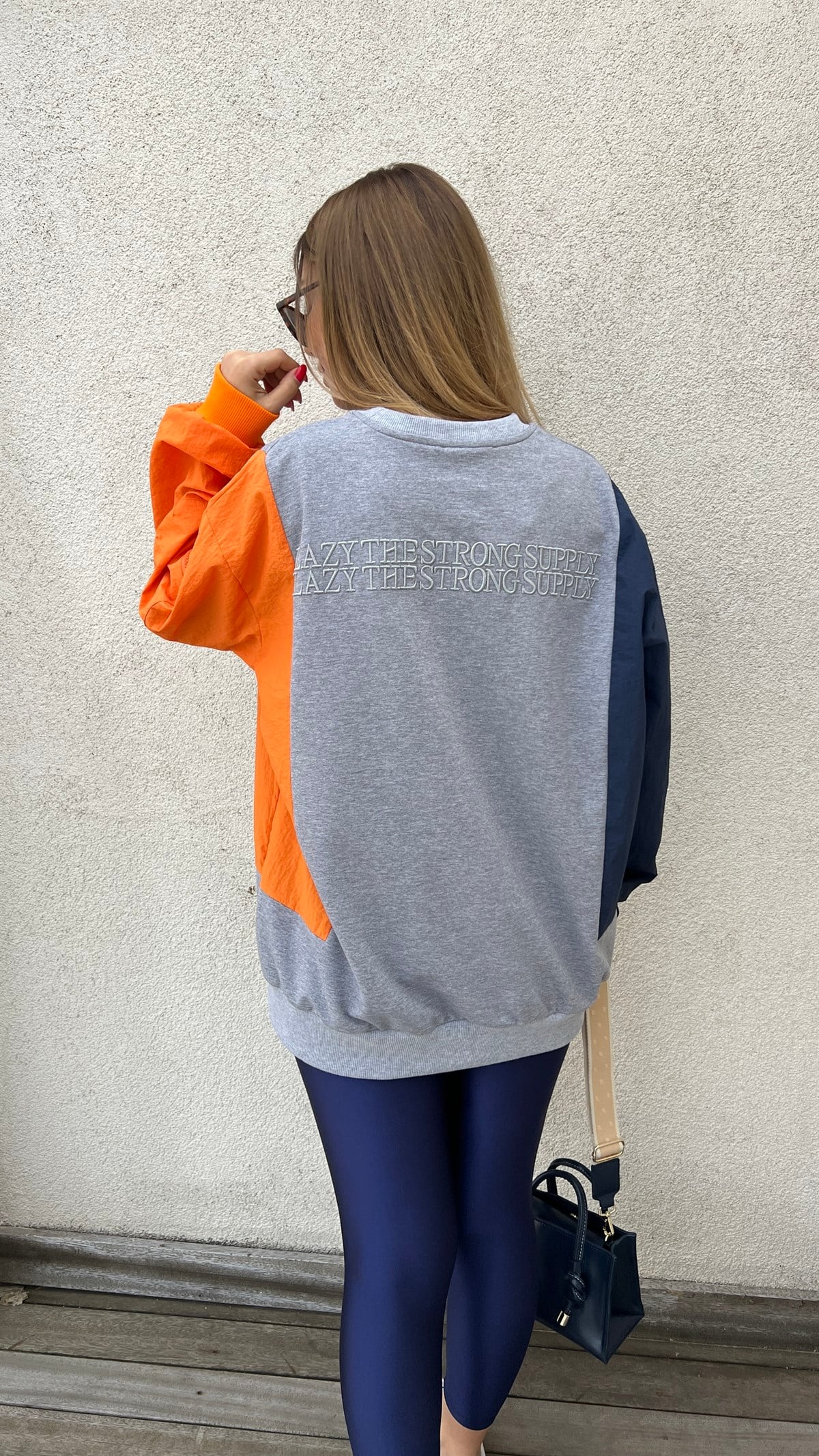  Kolları Renkli Gri Tasarım Sweatshirt