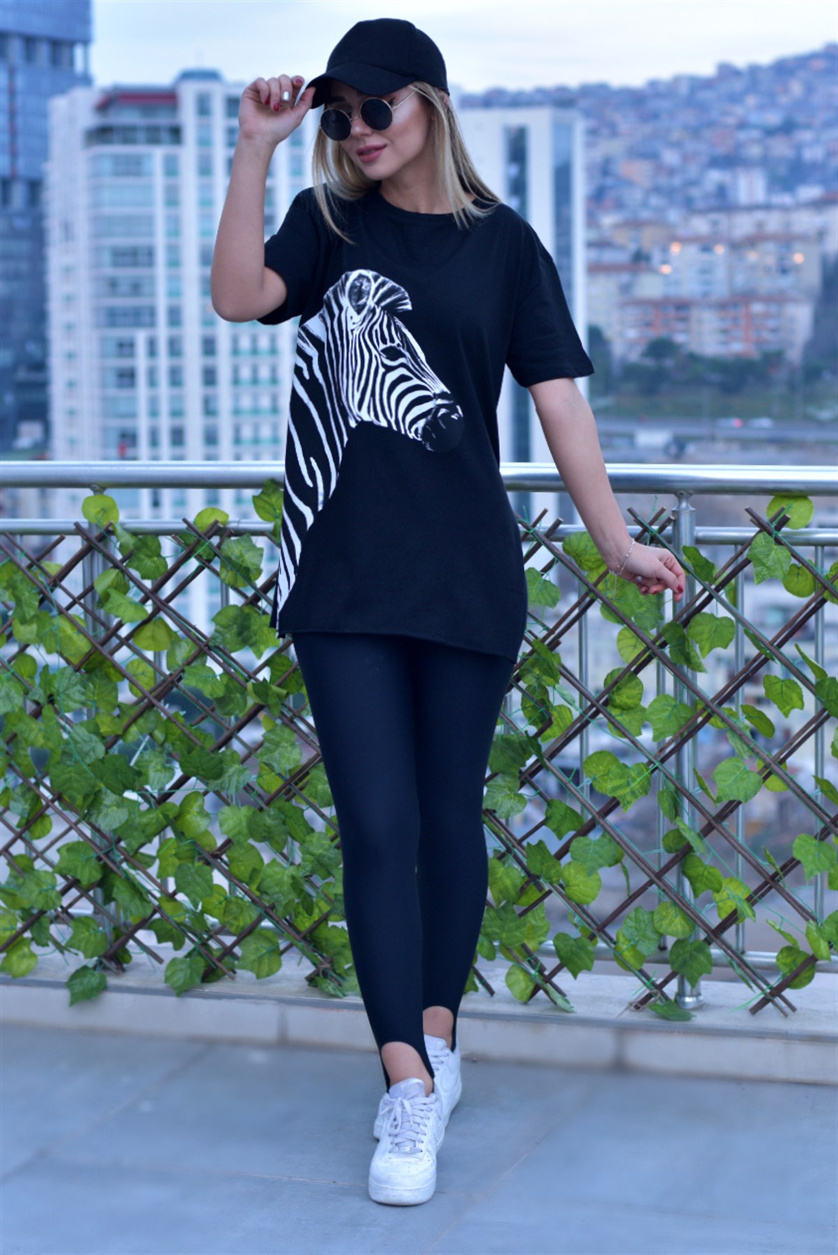 Yanları Yırtmaçlı Siyah Zebra Tshirt
