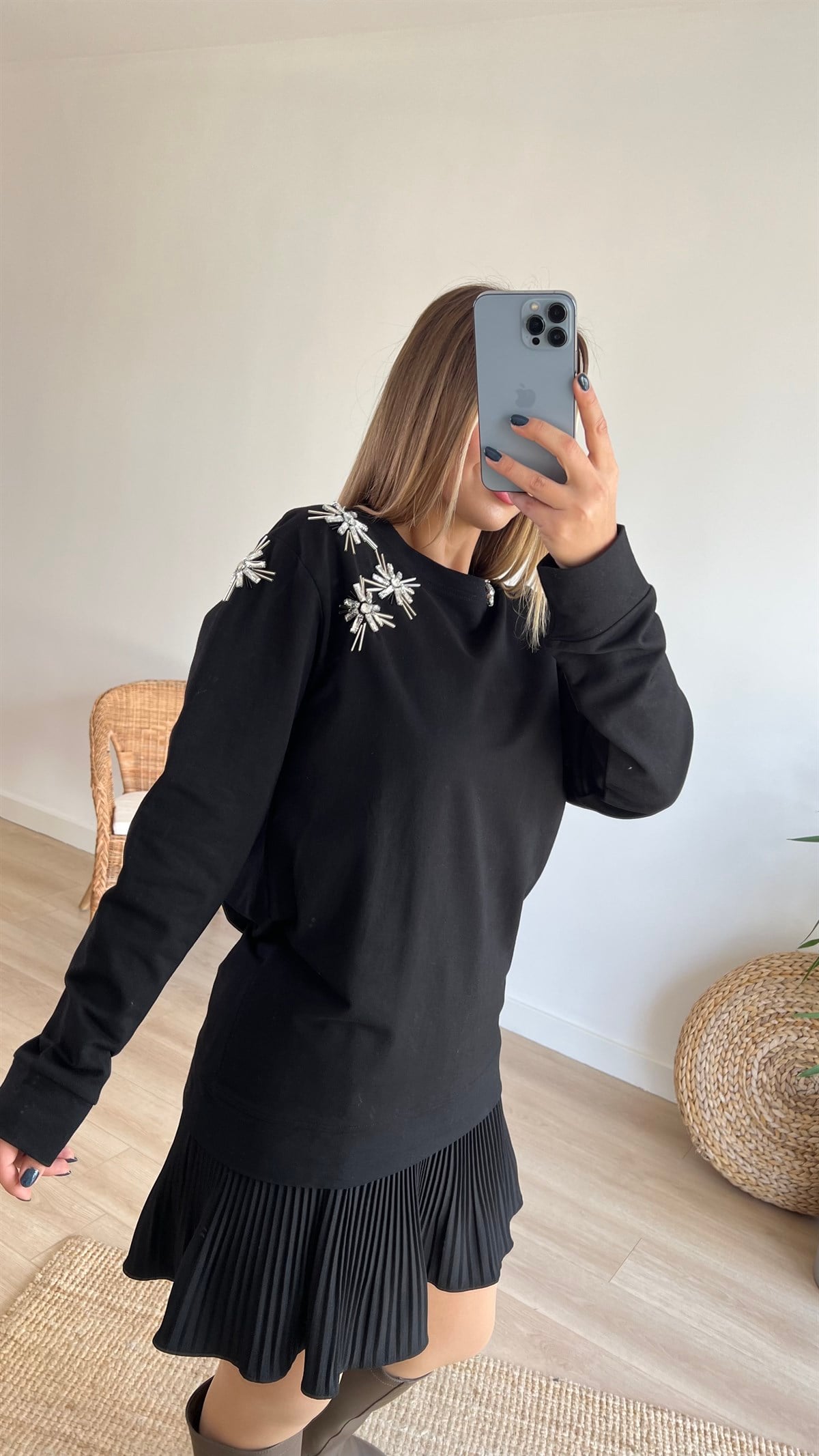 Yakası Taşlı Tasarım Siyah Sweat