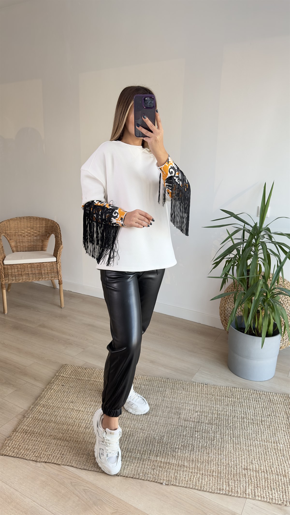 Kolları Püskül Detaylı Beyaz Sweat