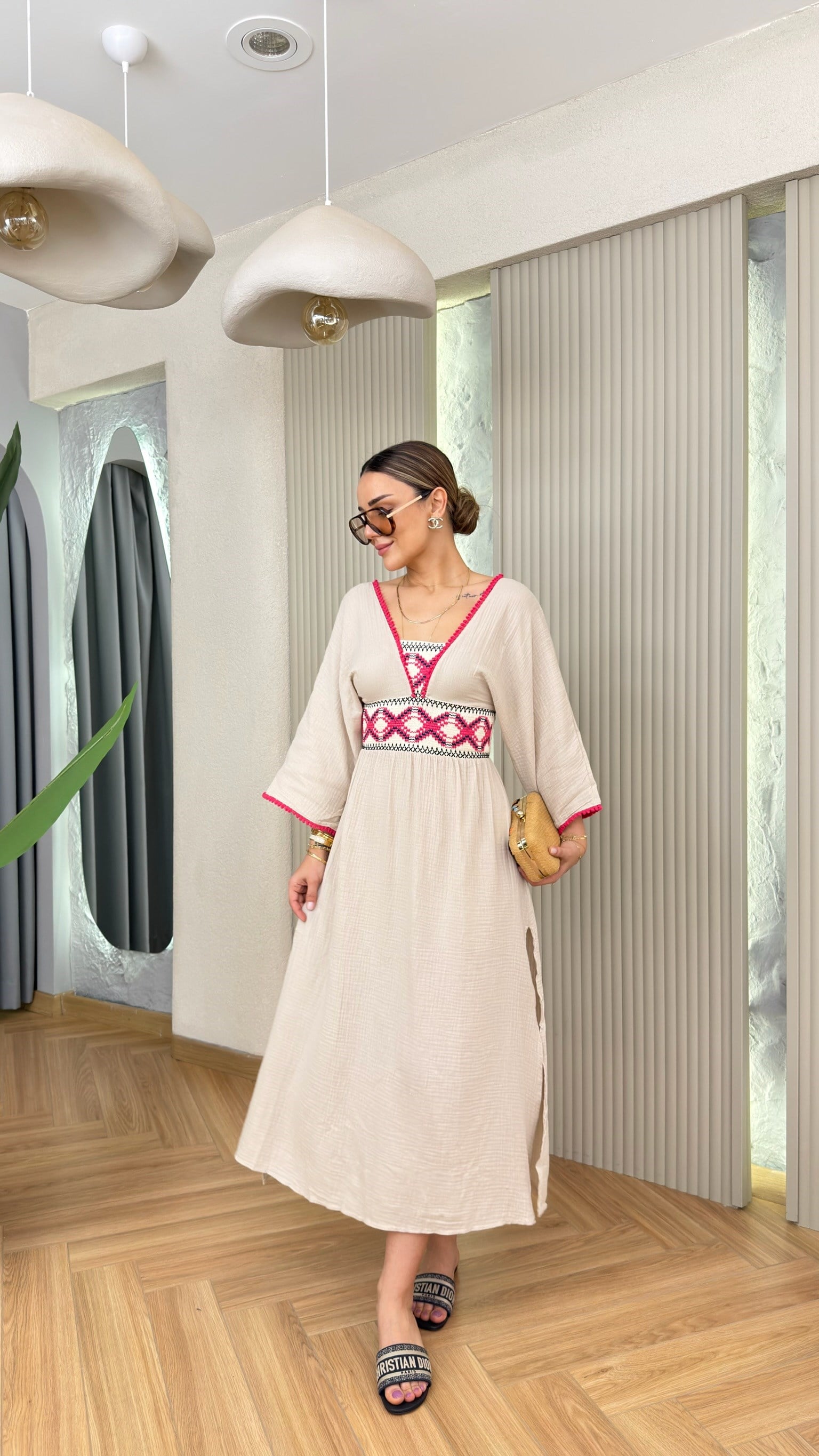 Pembe Volie  İşleme Detaylı Yırtmaçlı Müslin Elbise