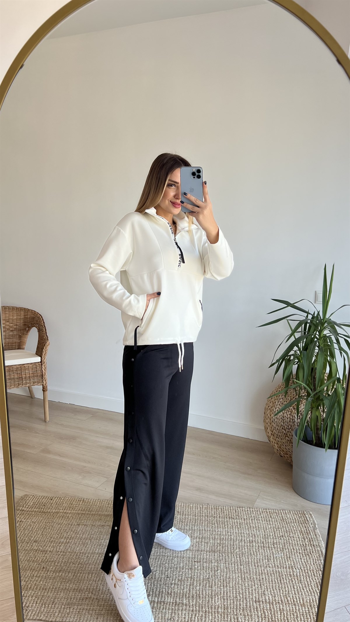 Dik Yaka Basic Yazı Detaylı Beyaz Sweat