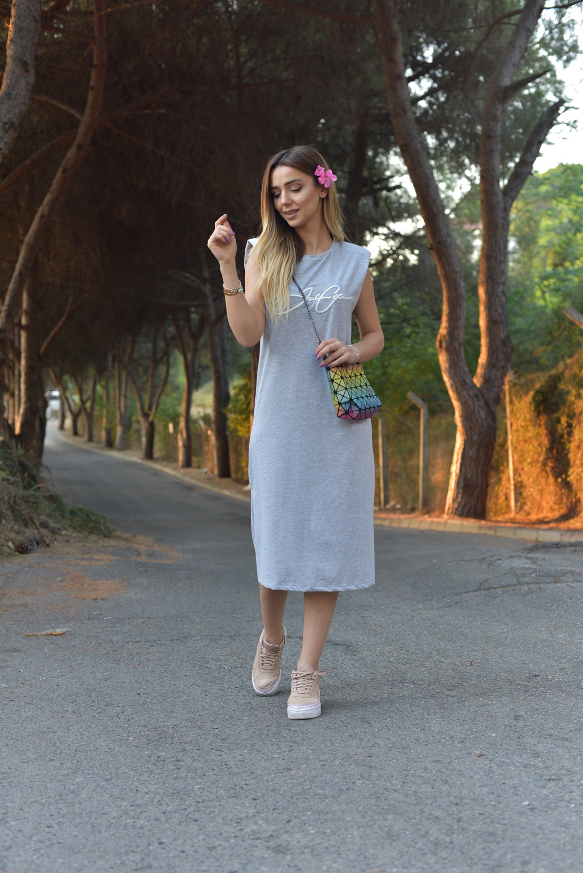 Yazı Detaylı Vatkalı Gri Elbise