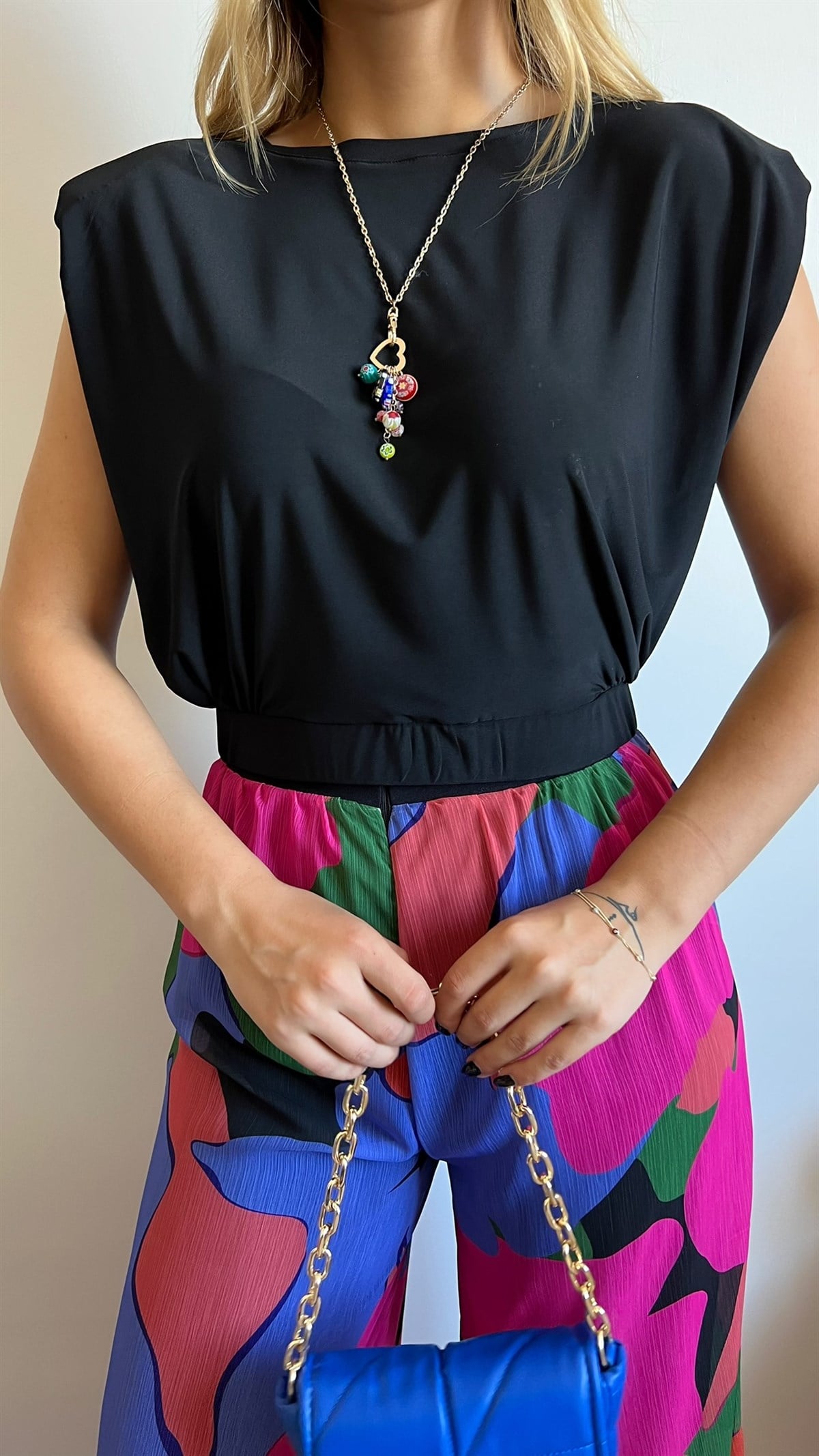 Sırtı Zincir Detaylı Siyah Bluz