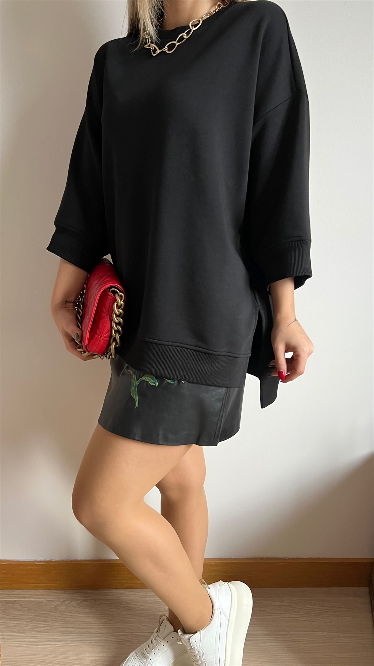 Yırtmaç Detaylı Salaş Siyah Sweatshirt