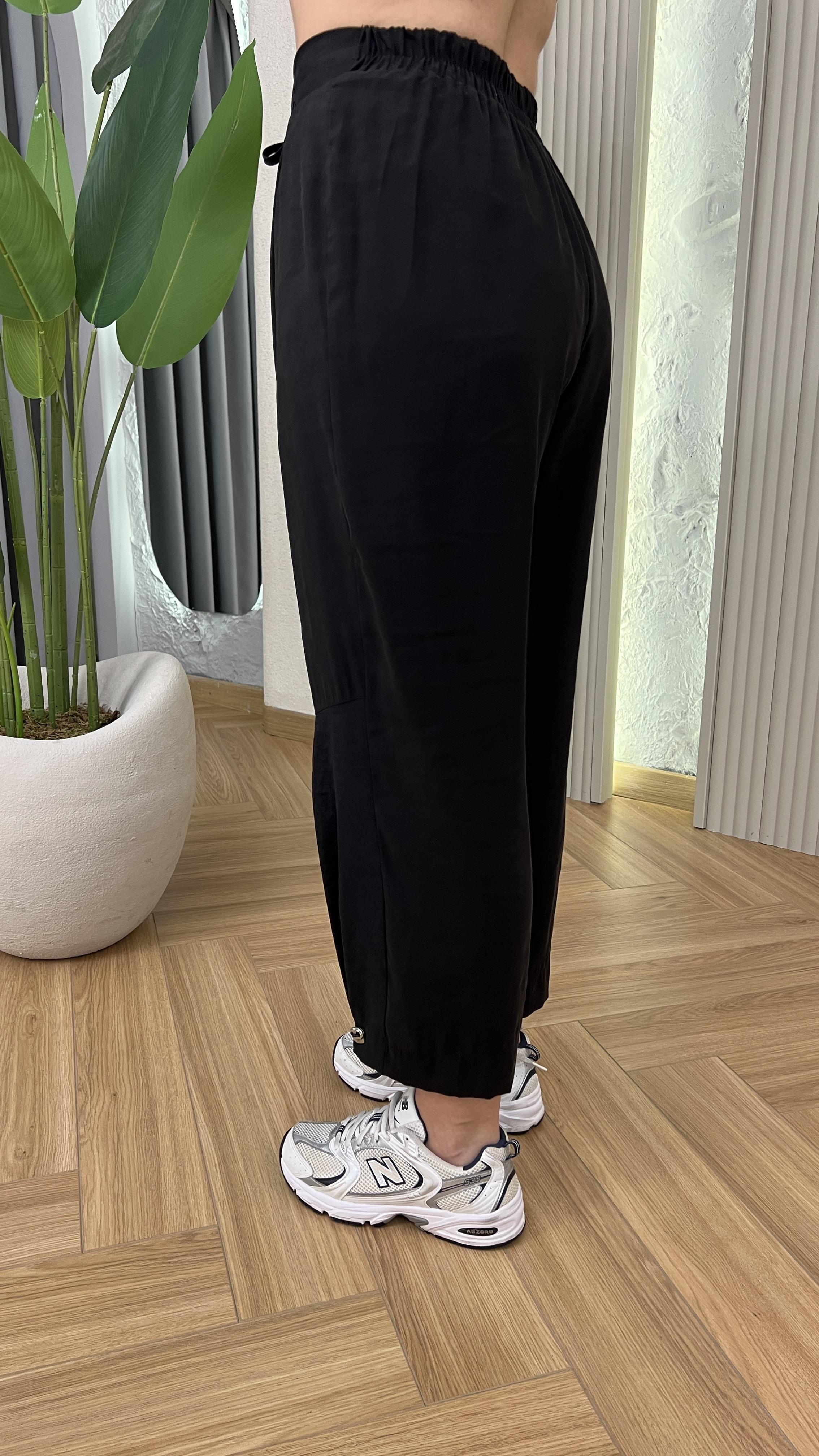 Siyah Resal Paraşüt Detaylı Arkası Lastikli Tensel Pantolon