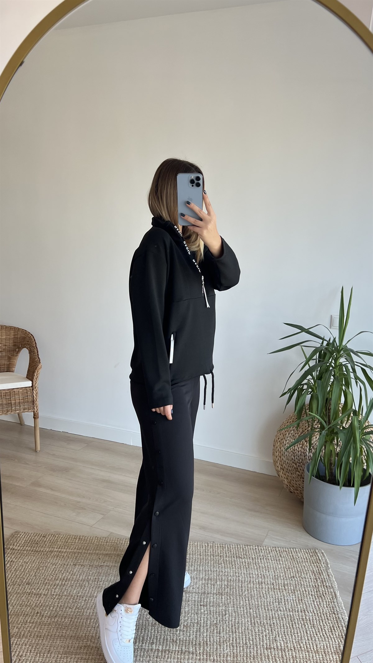 Dik Yaka Basic Yazı Detaylı Siyah Sweat