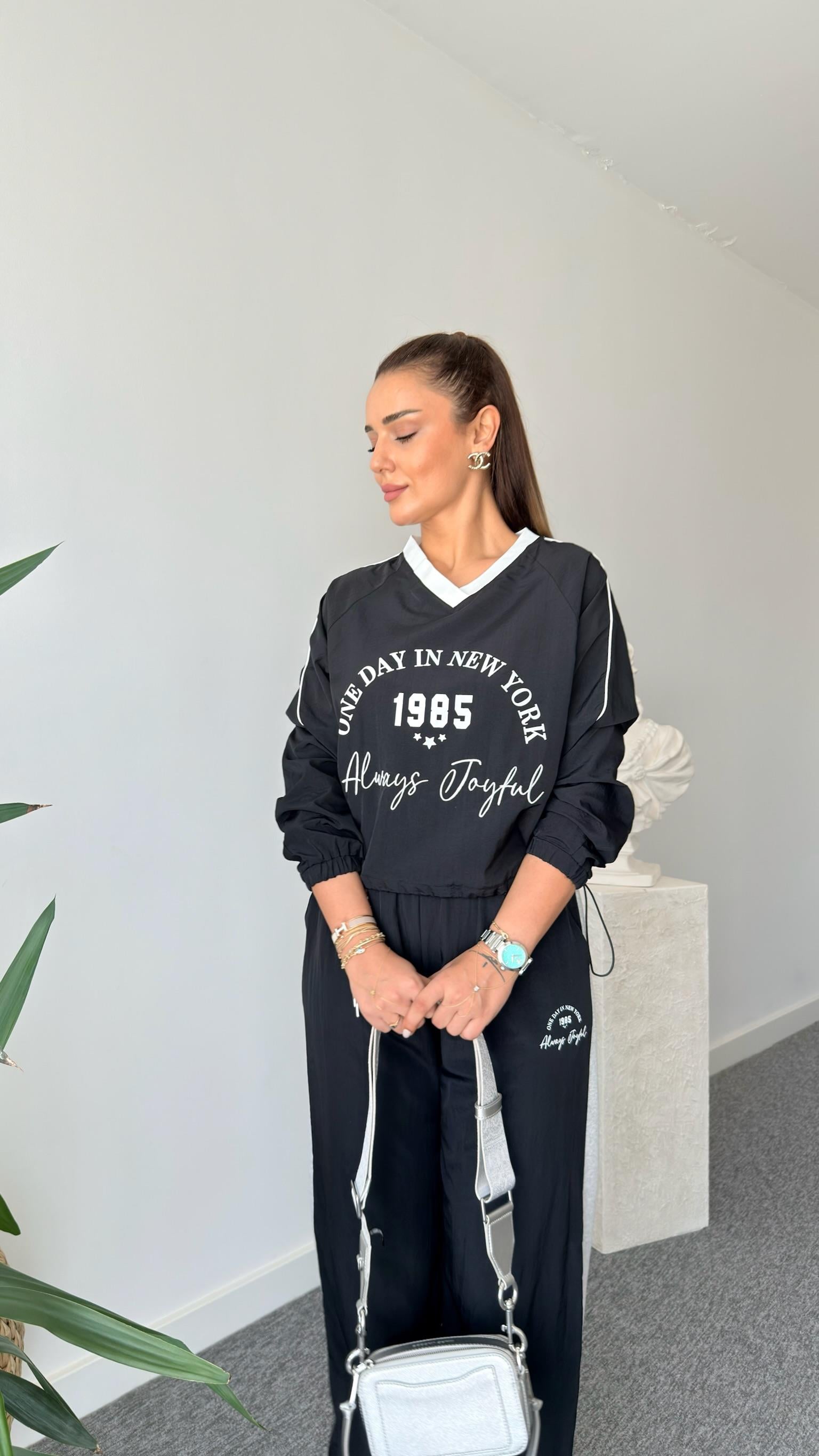 Youne V Yaka Yazılı Paraşüt Sweatshirt