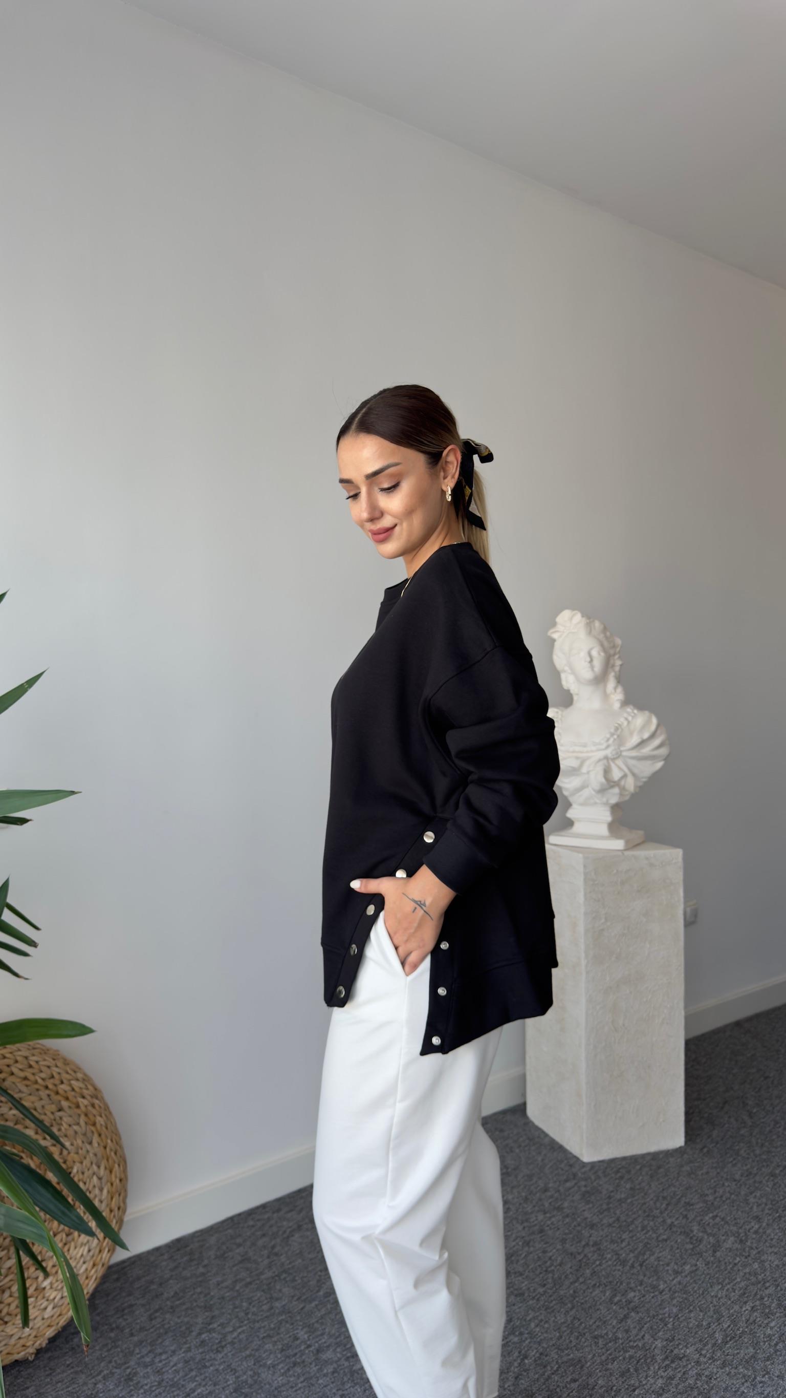 Risan Yanı Çıtçıtlı Siyah Sweatshirt