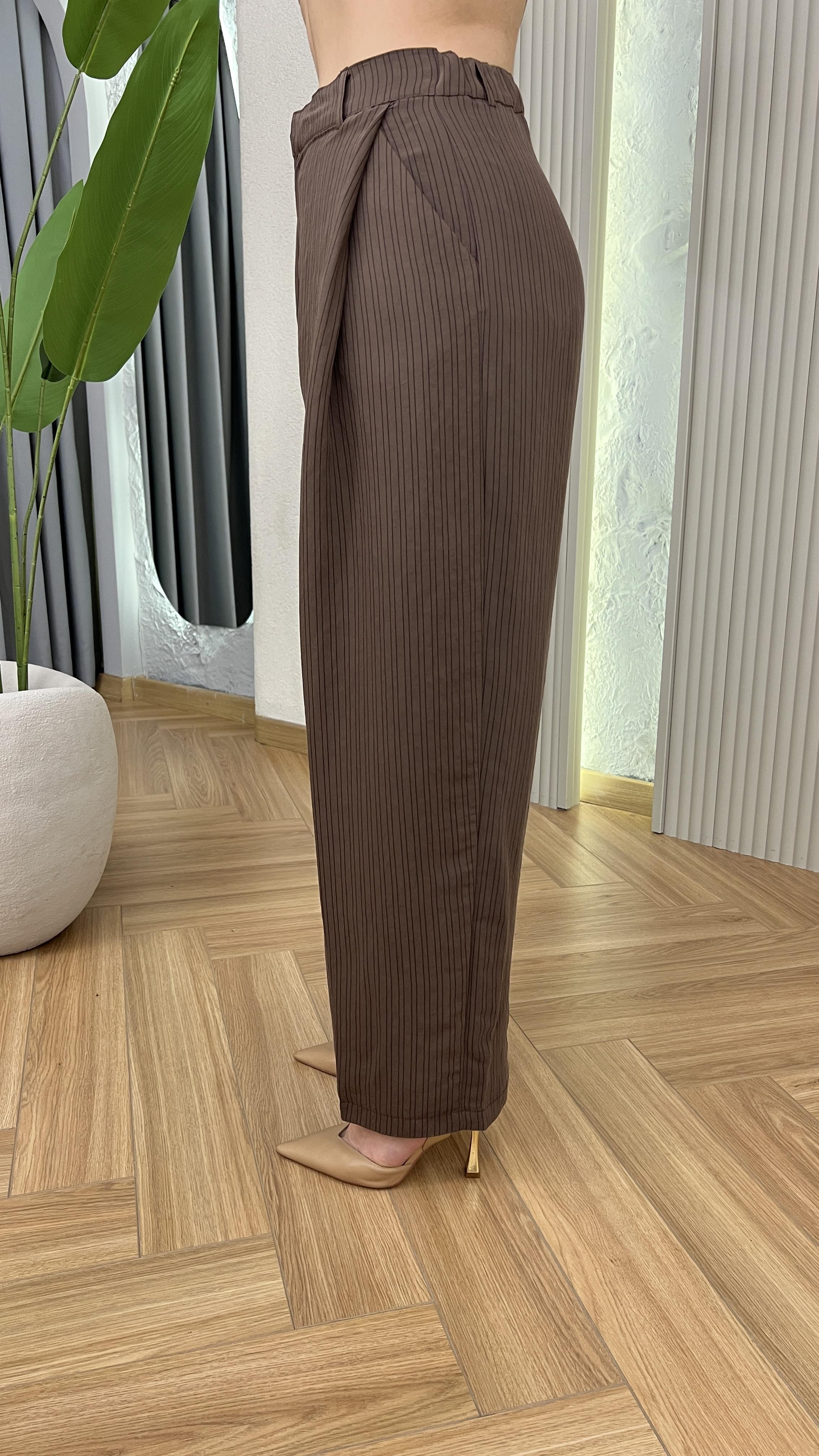 Kewin Çizgili Pile Detaylı Kahve Pantolon