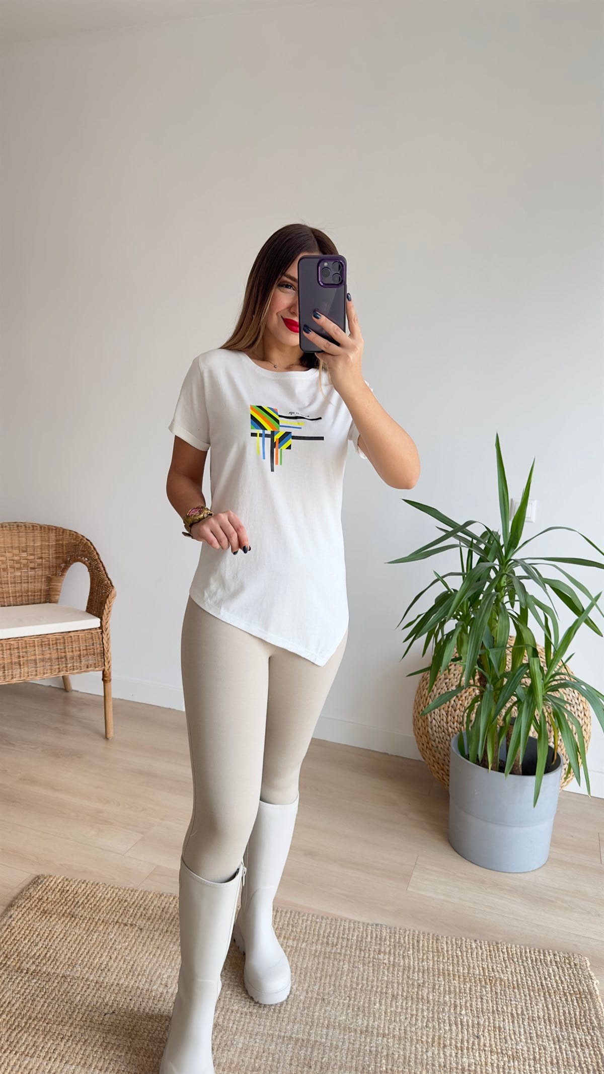 Asimetrik Renkli Baskı Beyaz Tshirt