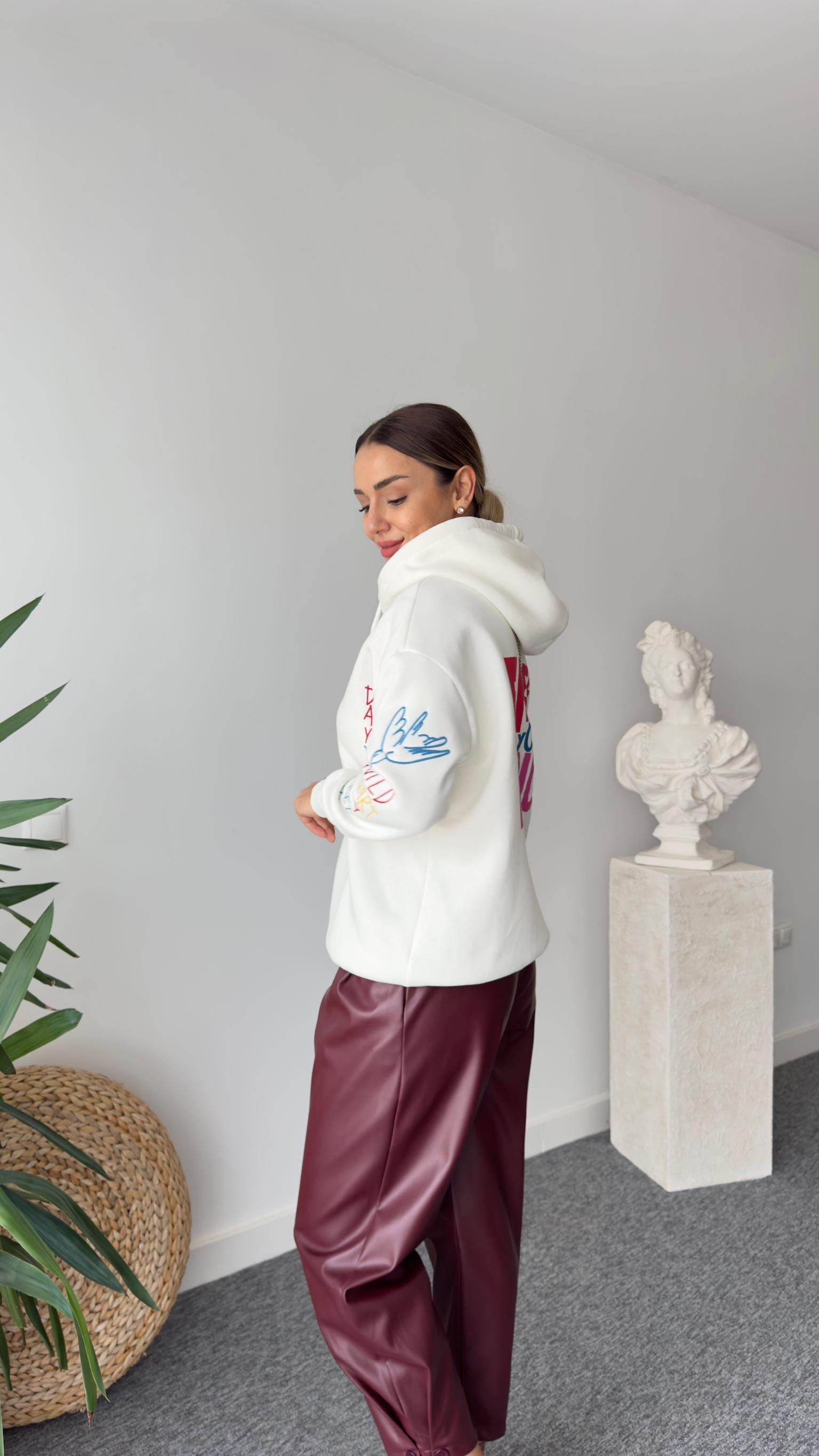 Renkli Nakışlı Beyaz Sweatshirt