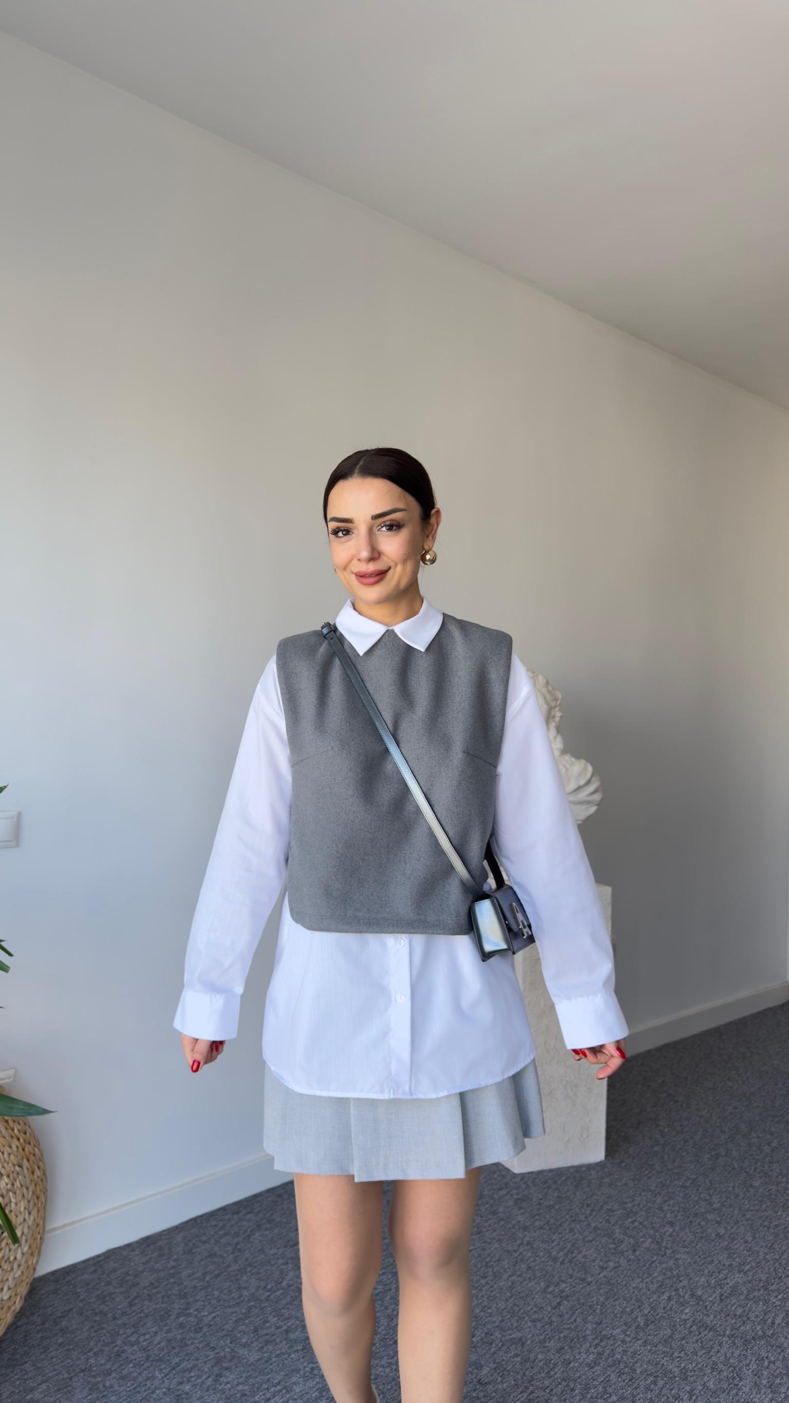 Kaşe Süveter Detaylı Beyaz Gömlek