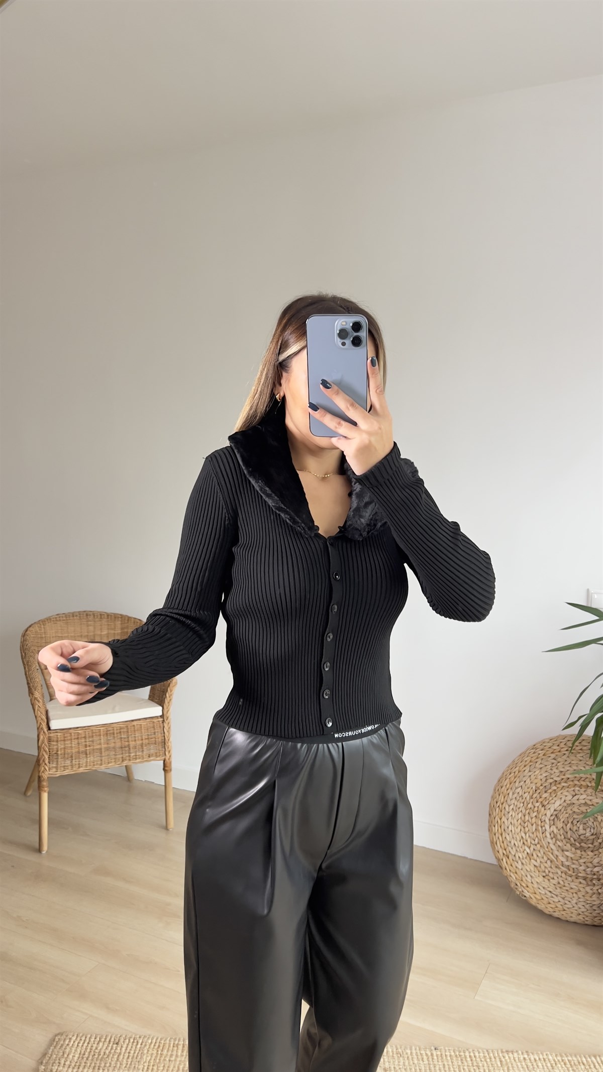 Yakası Peluş Detaylı Fitilli Siyah Hırka