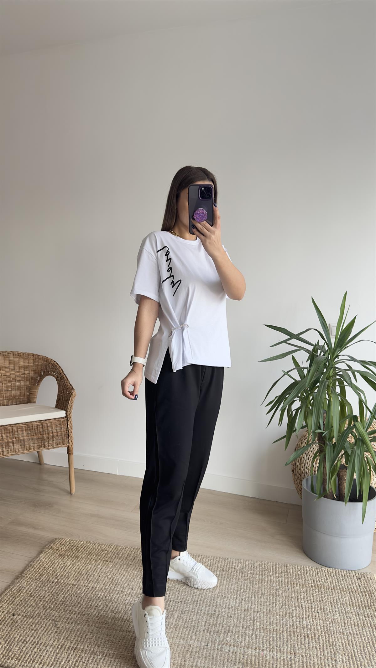 Taş Broşlu Beyaz Tshirt