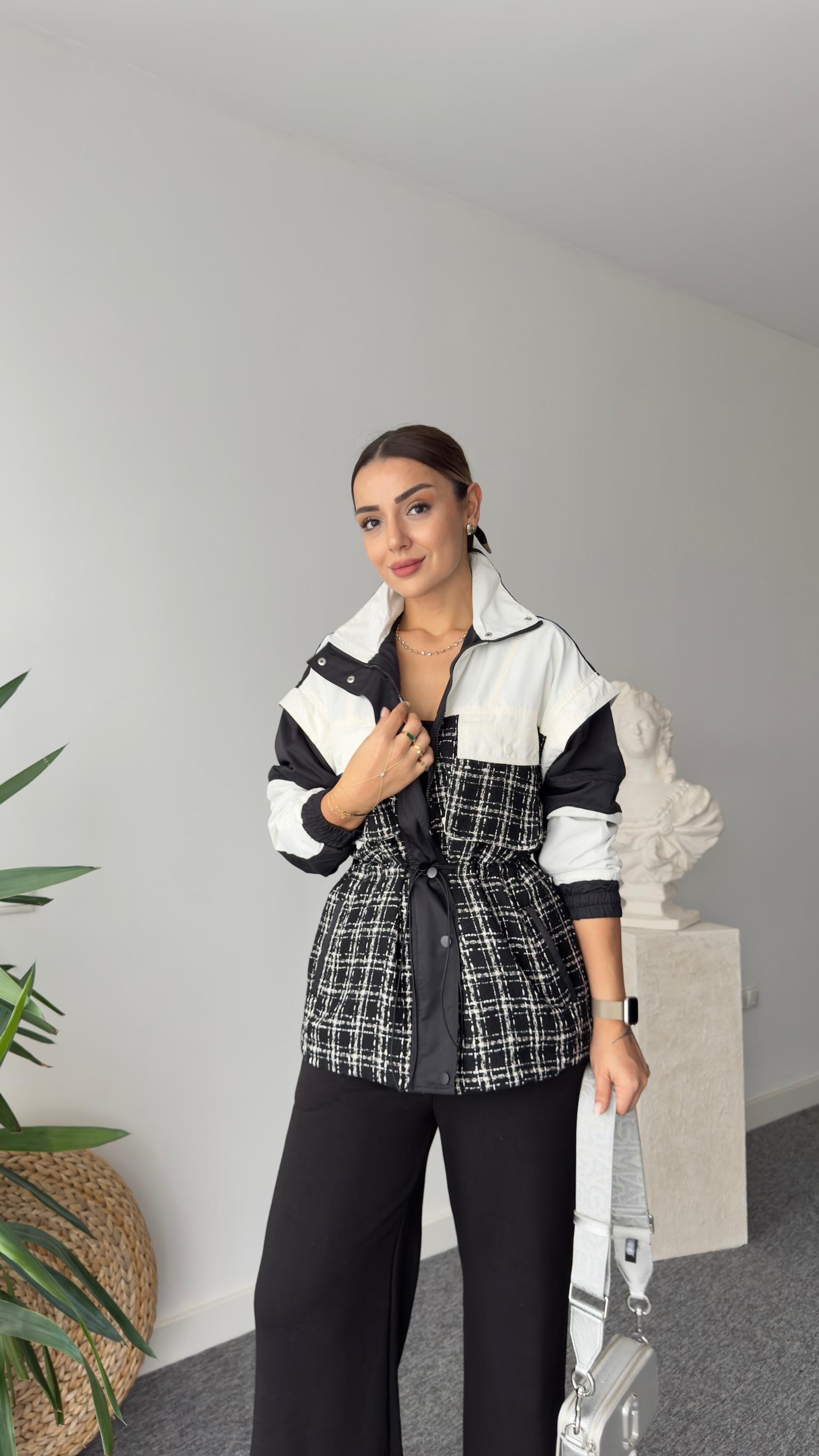Tüvit Kumaş Detaylı Siyah Beyaz Yağmurluk