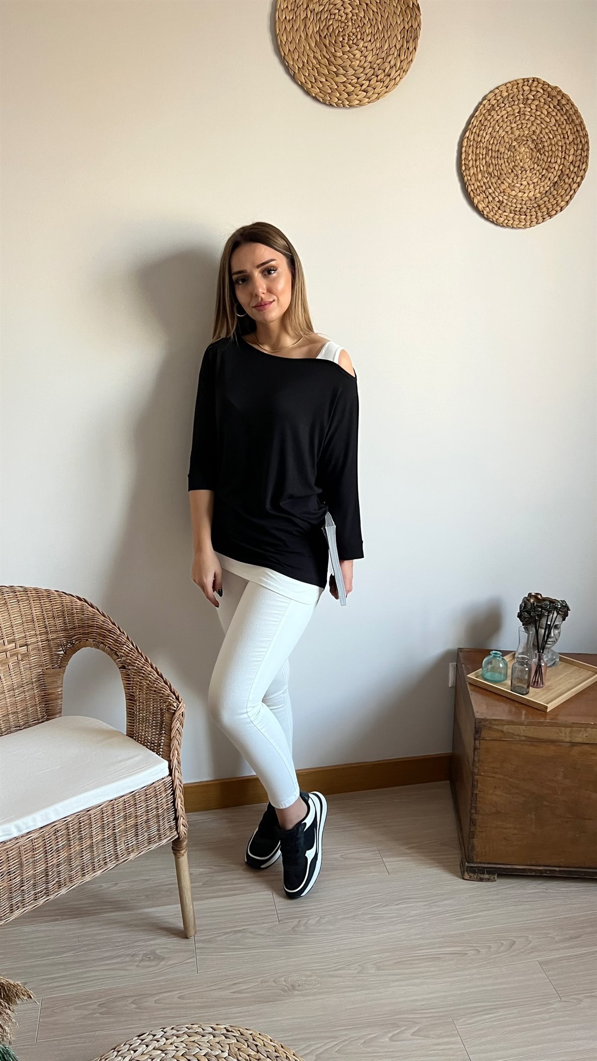 Omuz Detaylı Siyah Bluz 