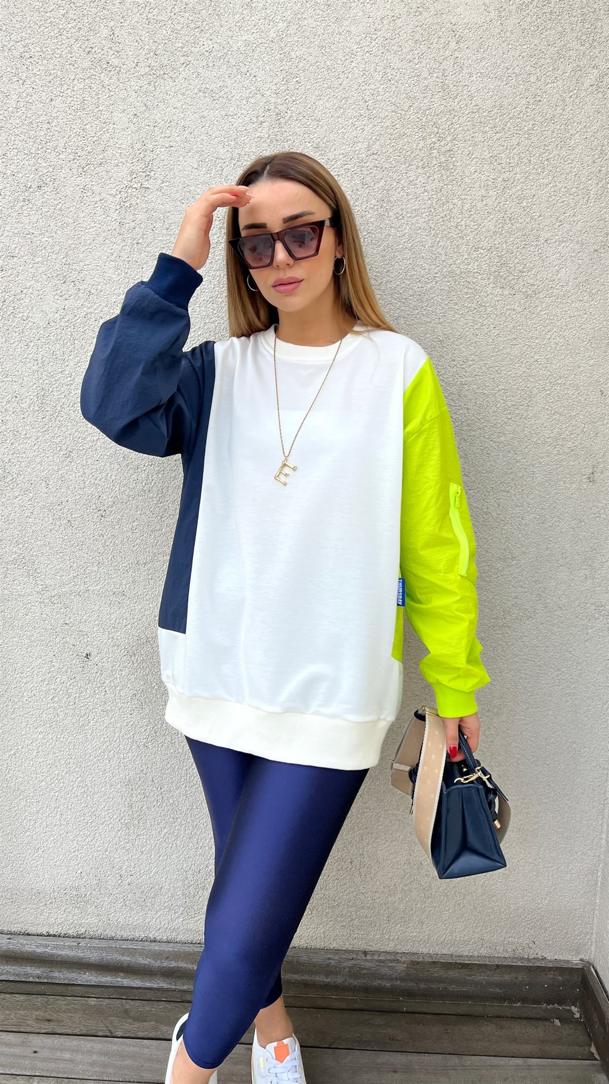  Kolları Renkli Beyaz Tasarım Sweatshirt 