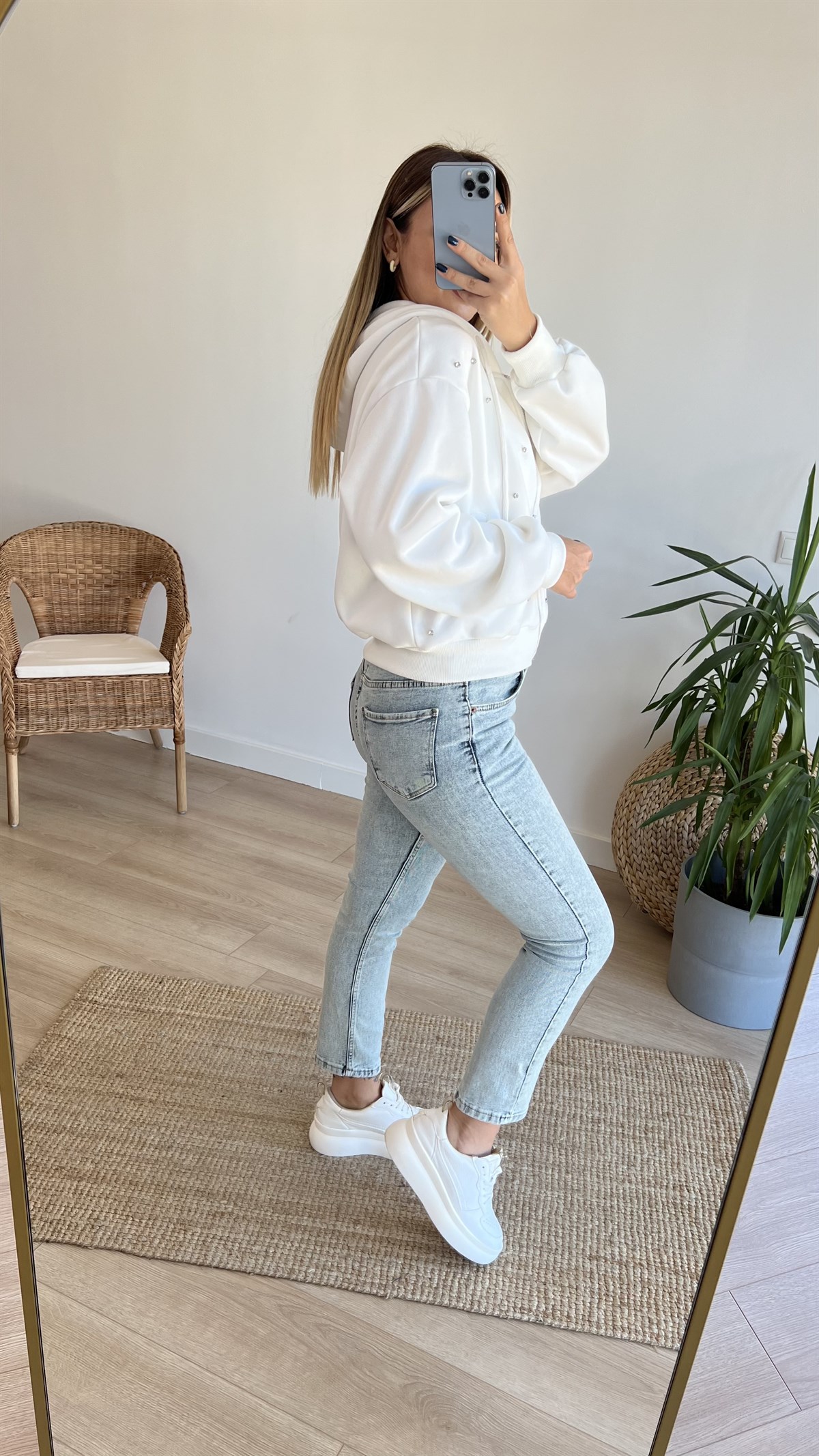  Taş Baskılı Beyaz Sweatshirt