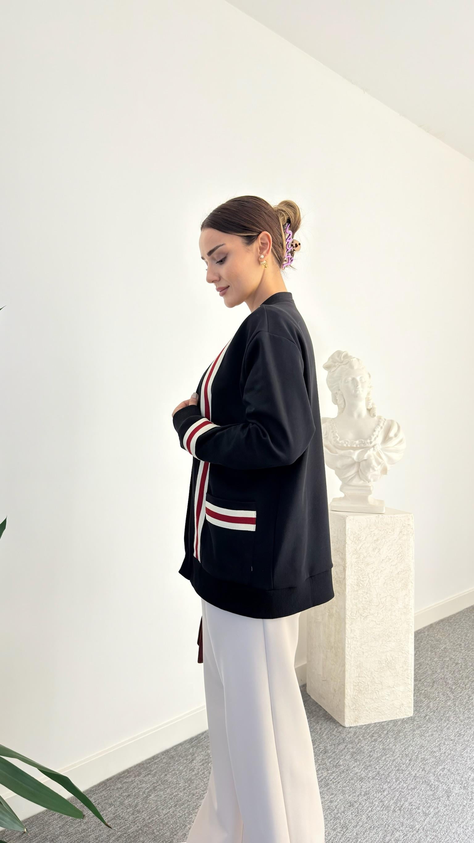 Siyah Linzy Kırmızı Şerit Detaylı Hırka