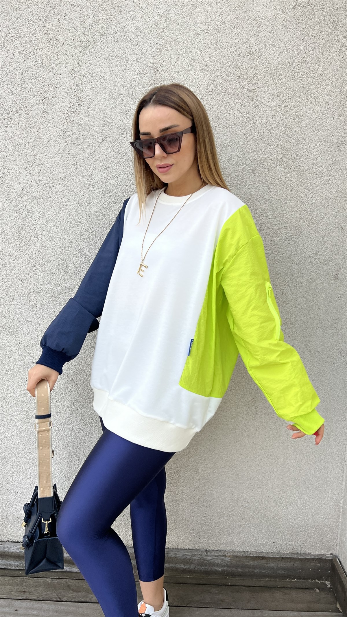  Kolları Renkli Beyaz Tasarım Sweatshirt 