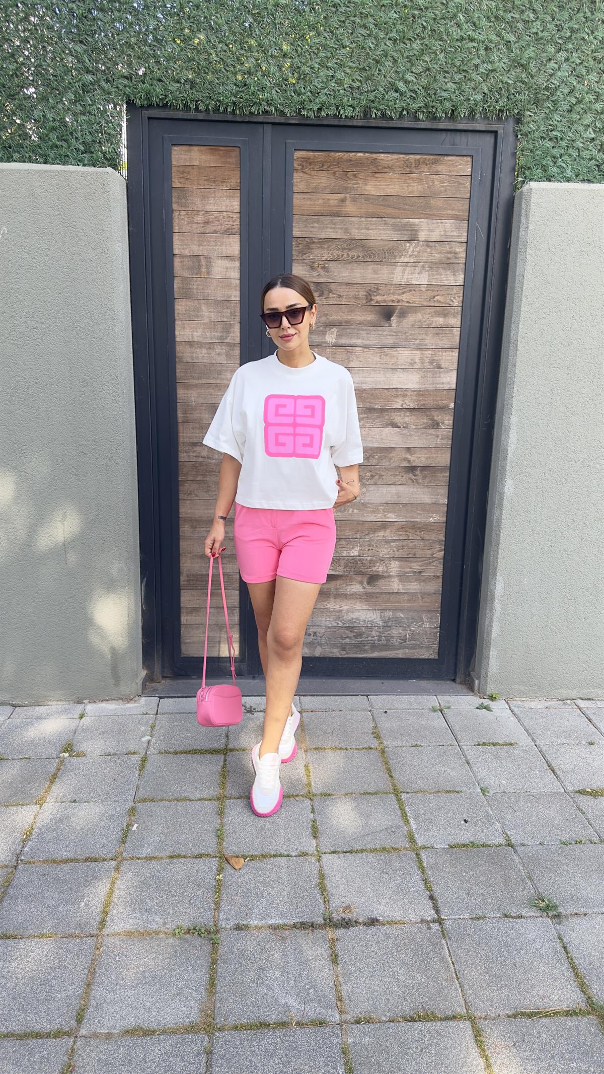 Pembe Baskı Detaylı Beyaz Tshirt