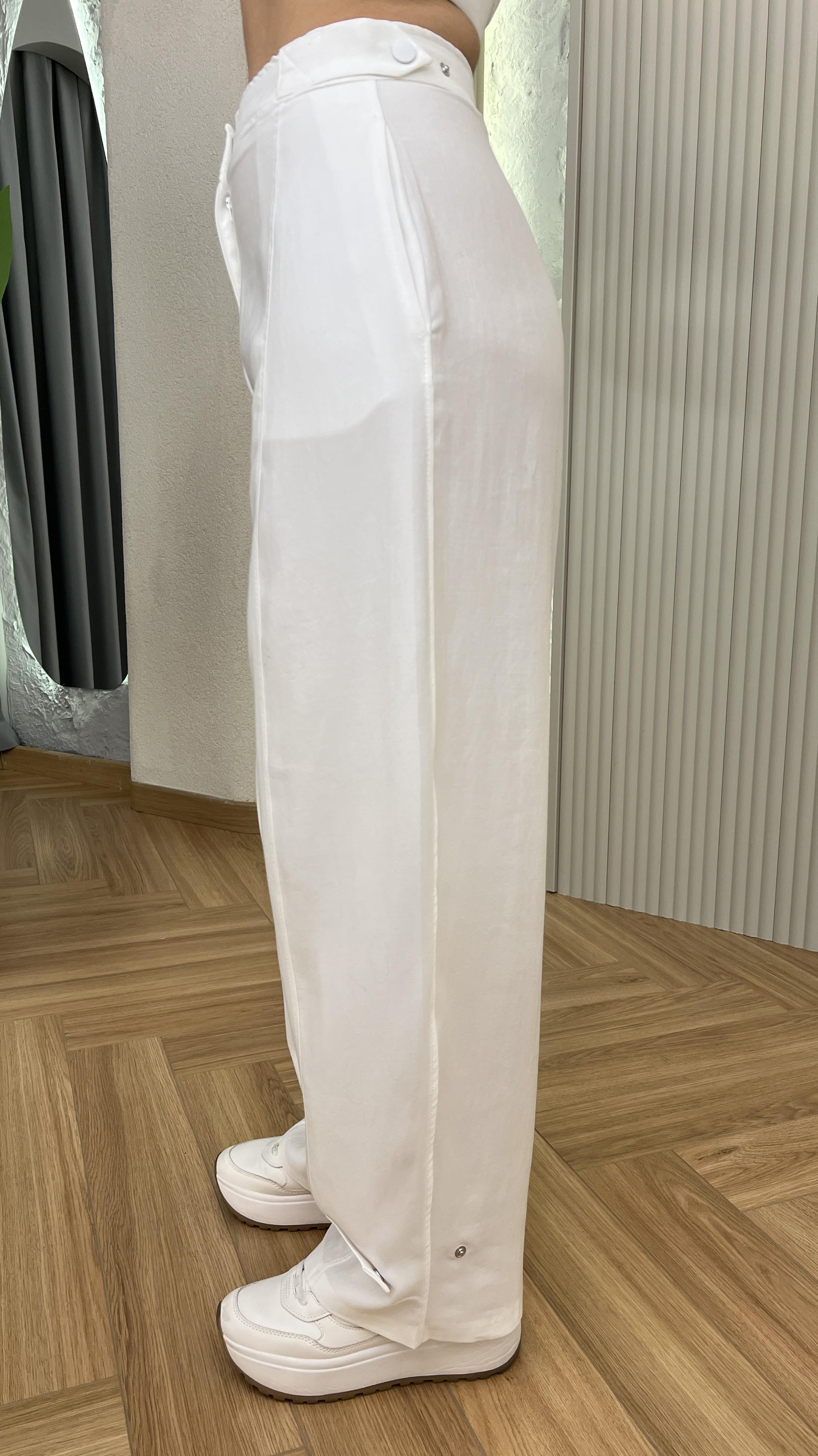 Beyaz Paça Düğme Detaylı Pantolon