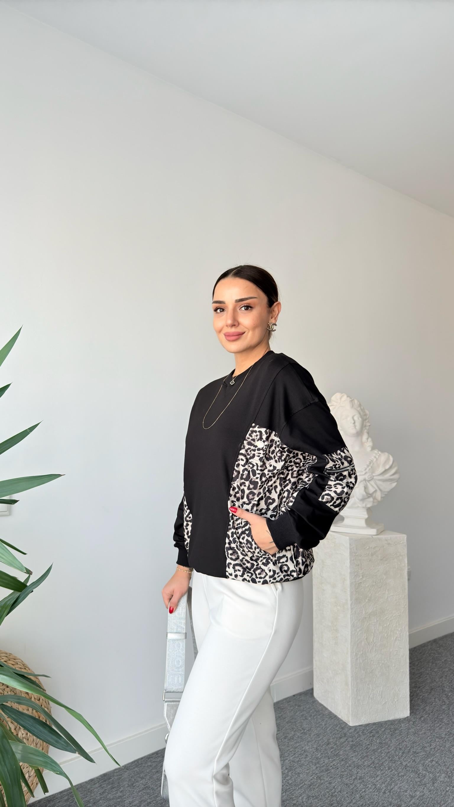 Onyi Yanlar Leopar Detaylı Siyah Sweatshirt