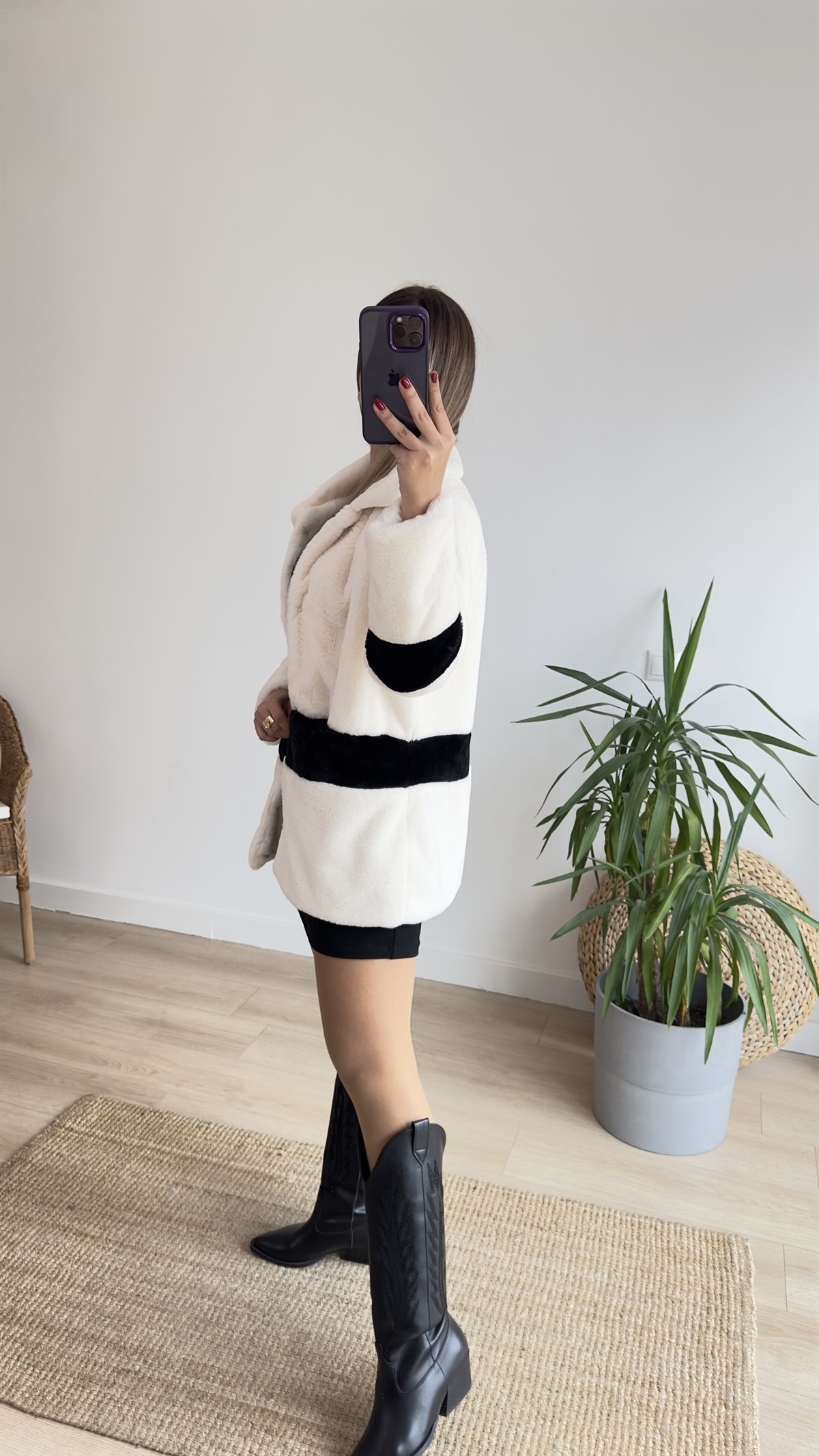 Siyah Şerit Detaylı Ekru Peluş Mont