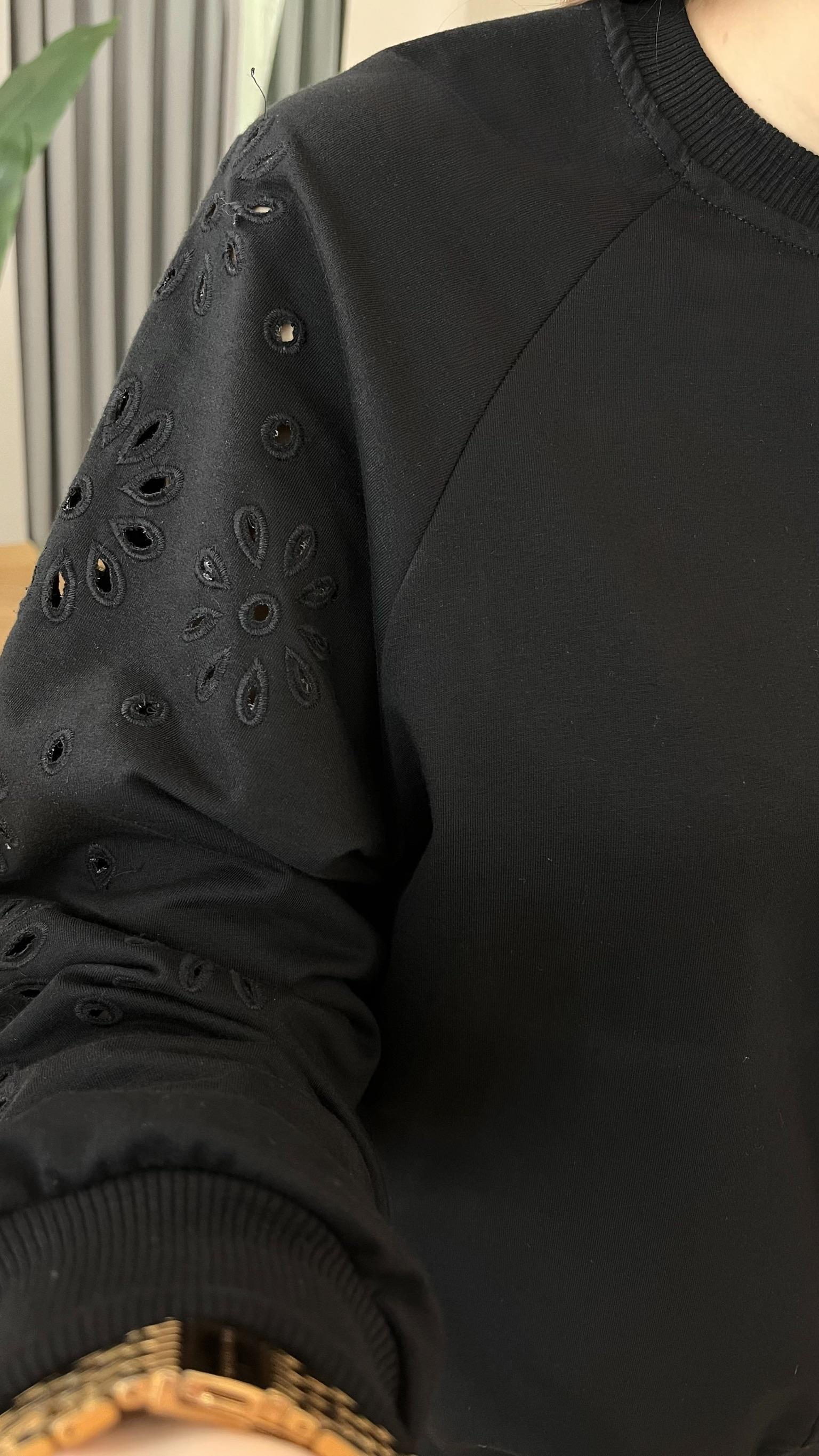 Siyah Kol Brodeli Sweatshirt