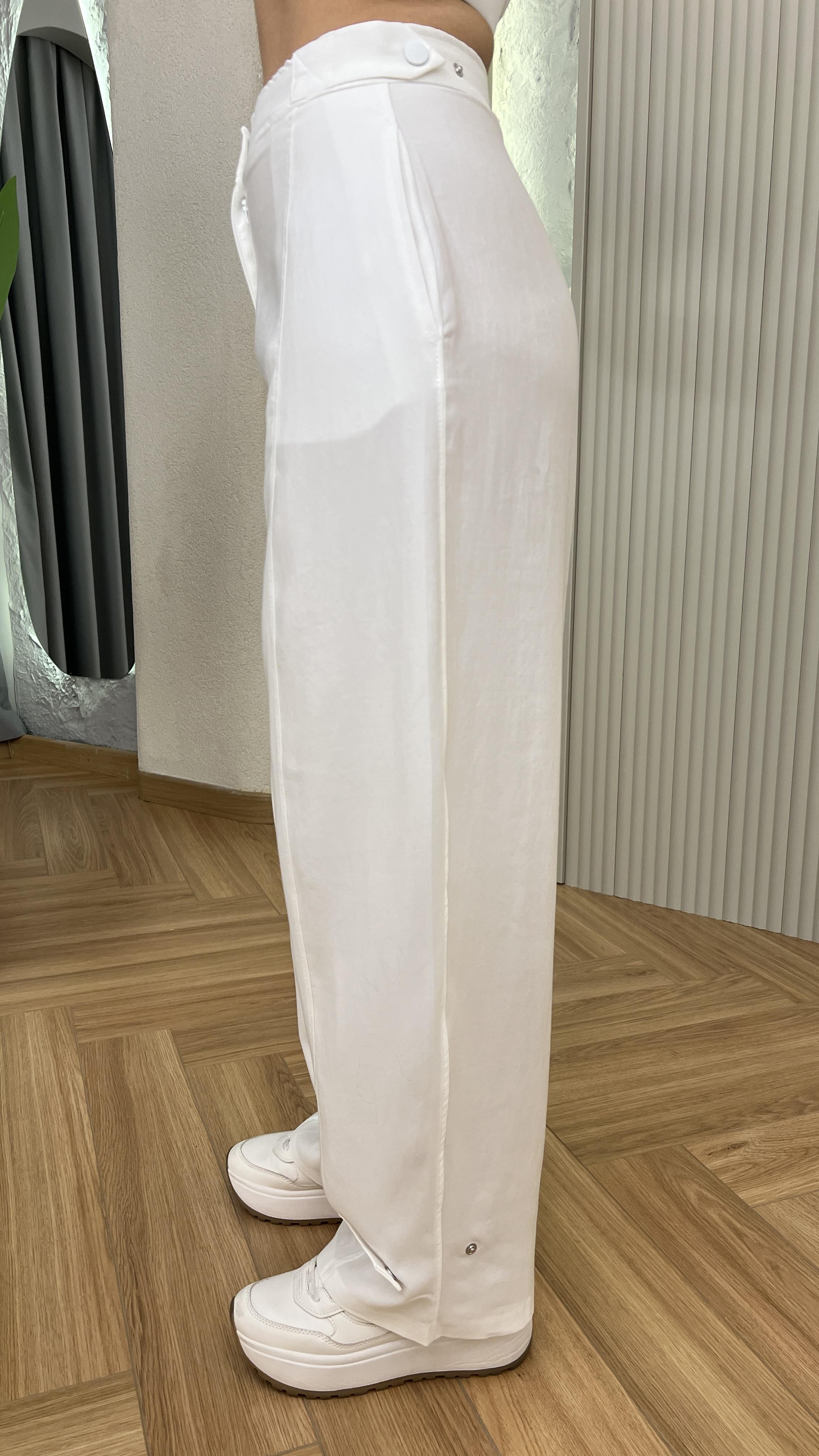 Beyaz Paça Düğme Detaylı Pantolon