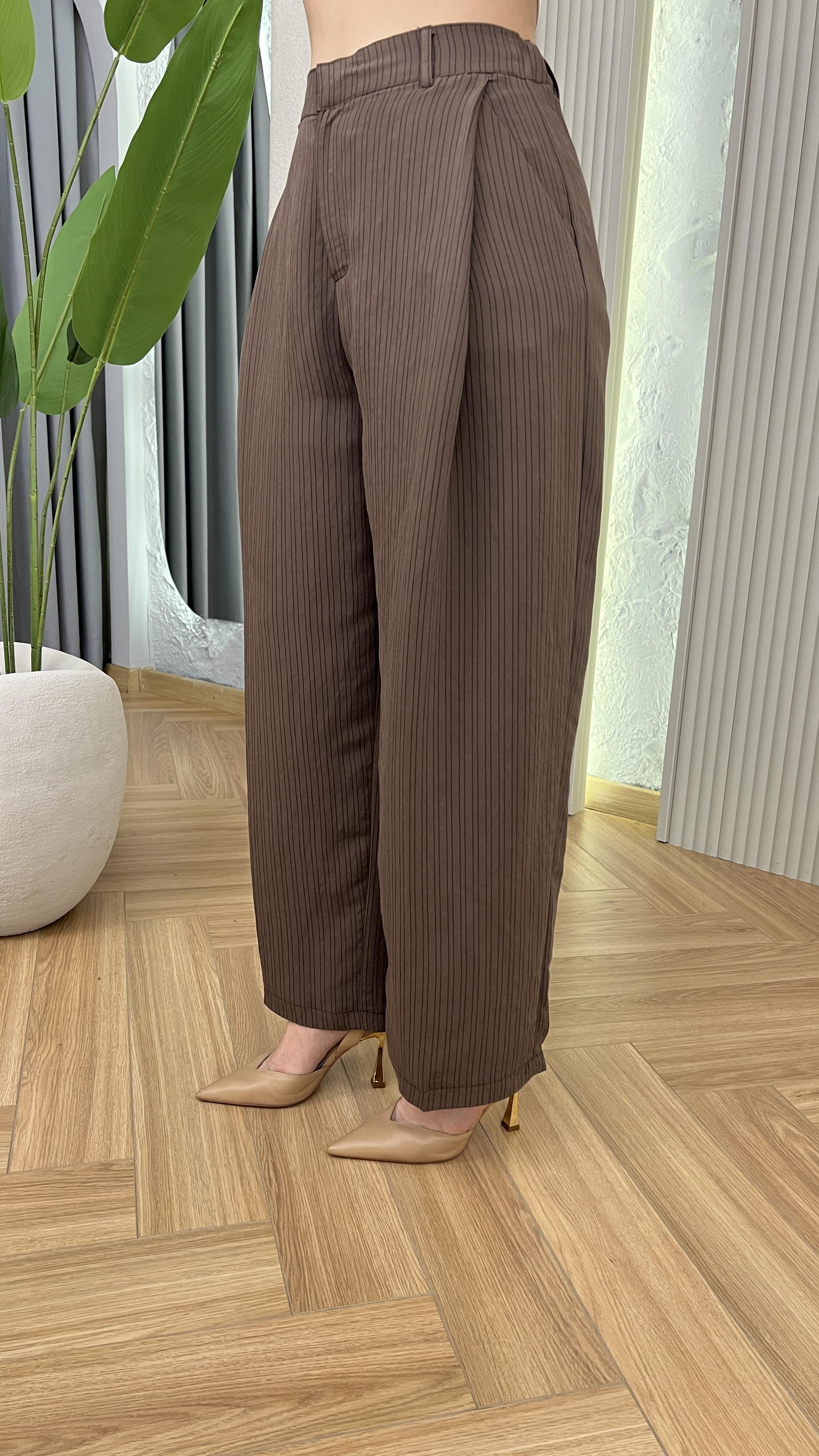 Kewin Çizgili Pile Detaylı Kahve Pantolon