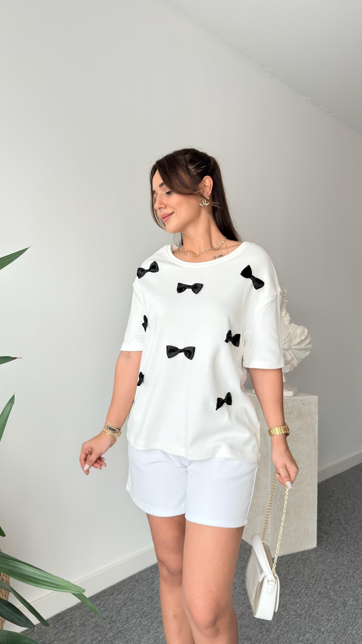 Fiyonk Detaylı Beyaz Tshirt