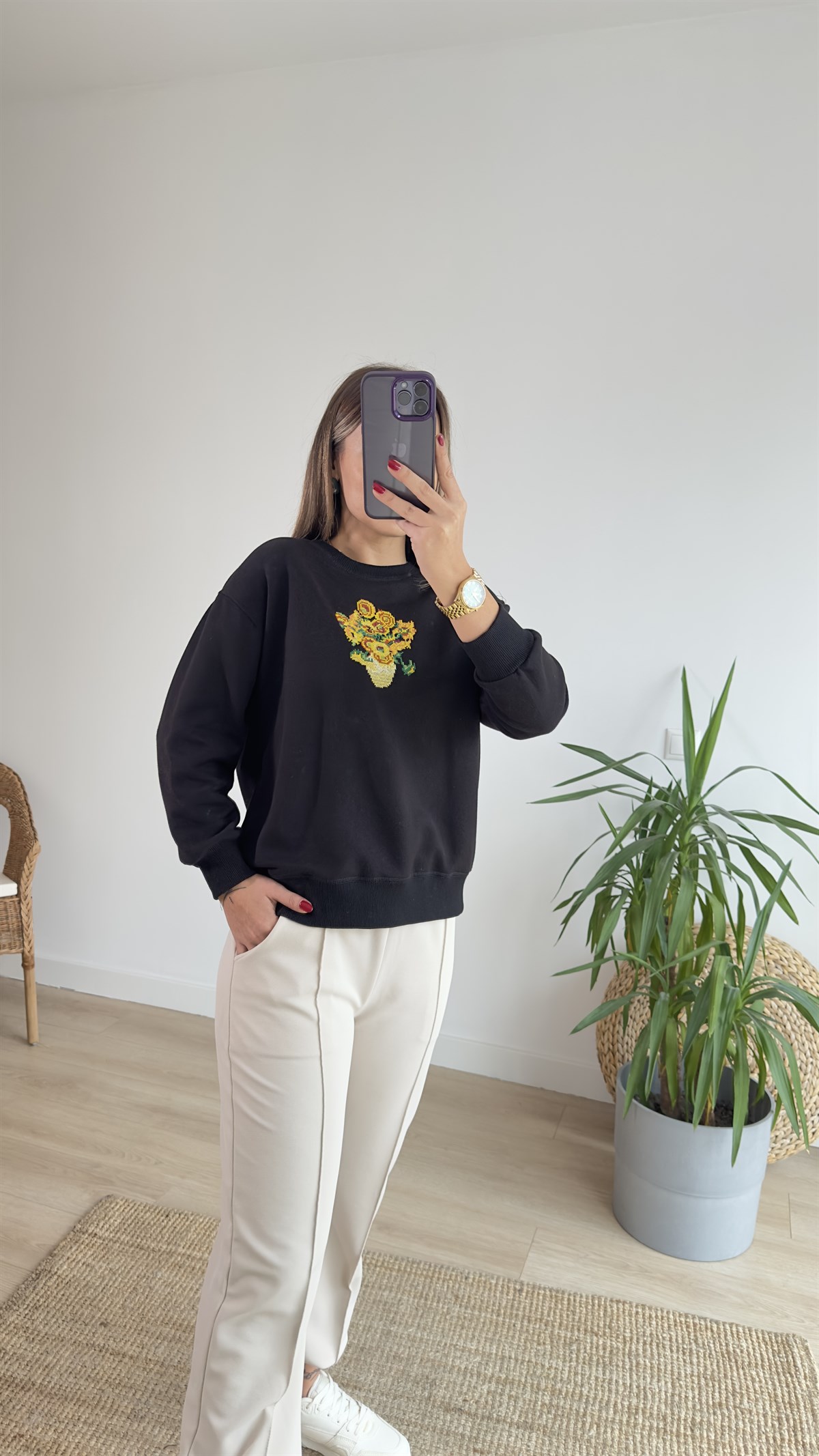 Çiçek İşlemeli Siyah Sweat
