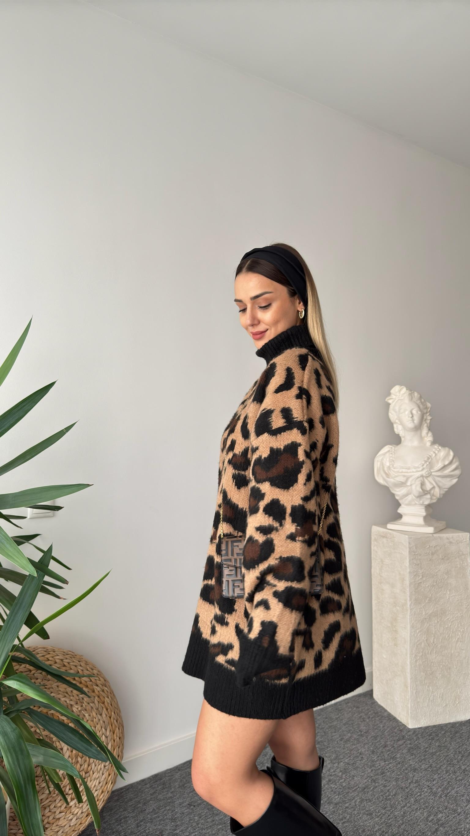 Boğazlı Leopar Desen Tunik Kazak