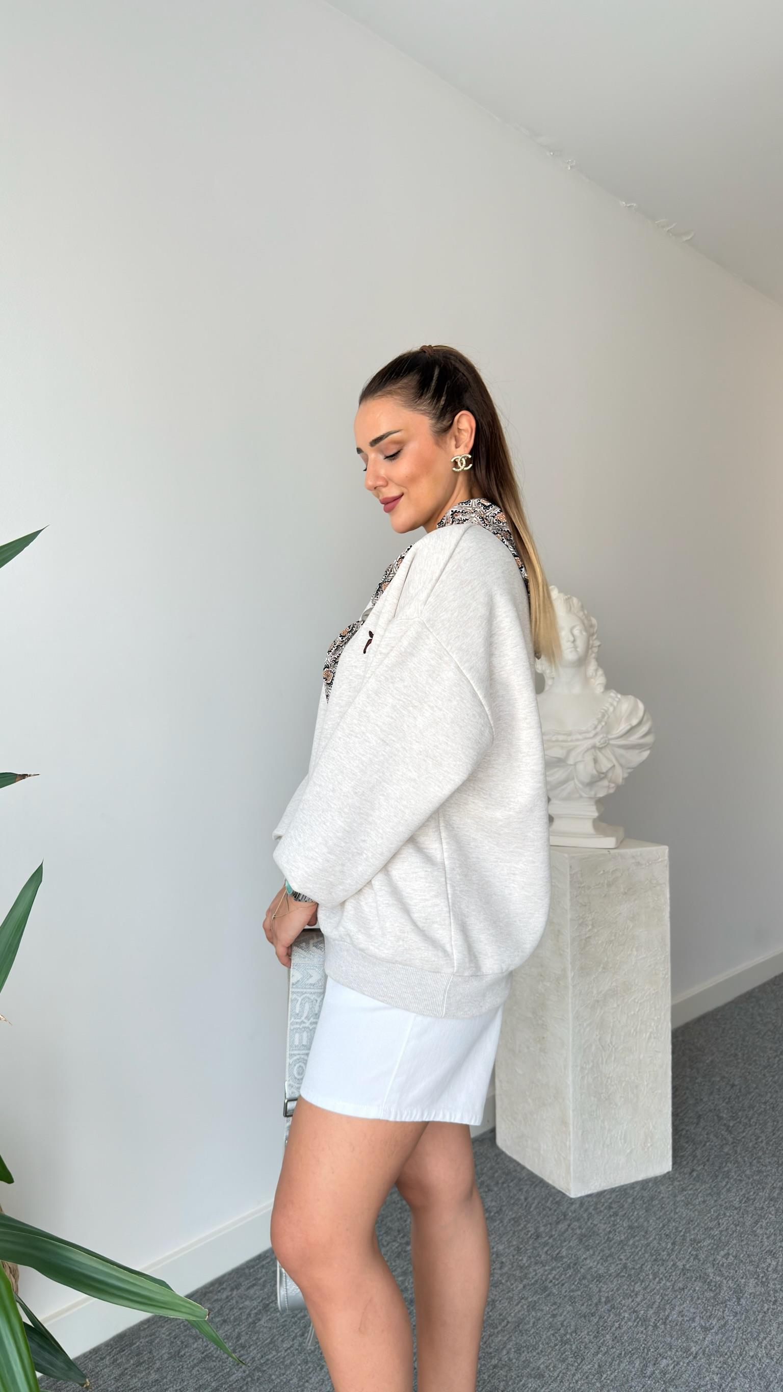 Fular Aksesuarlı Gri Sweatshirt