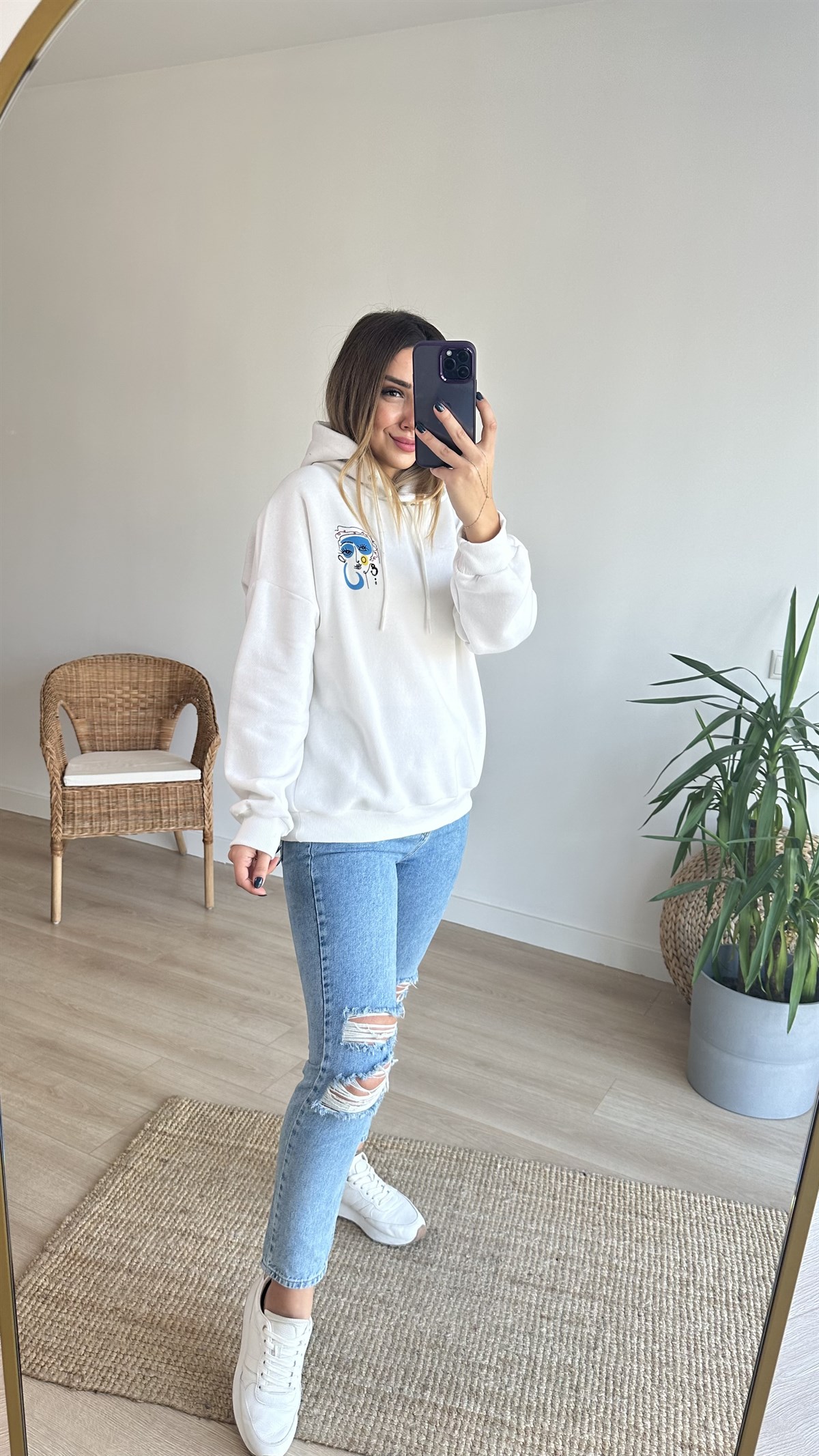 Sırt Baskılı Beyaz Kapüşonlu Sweatshirt